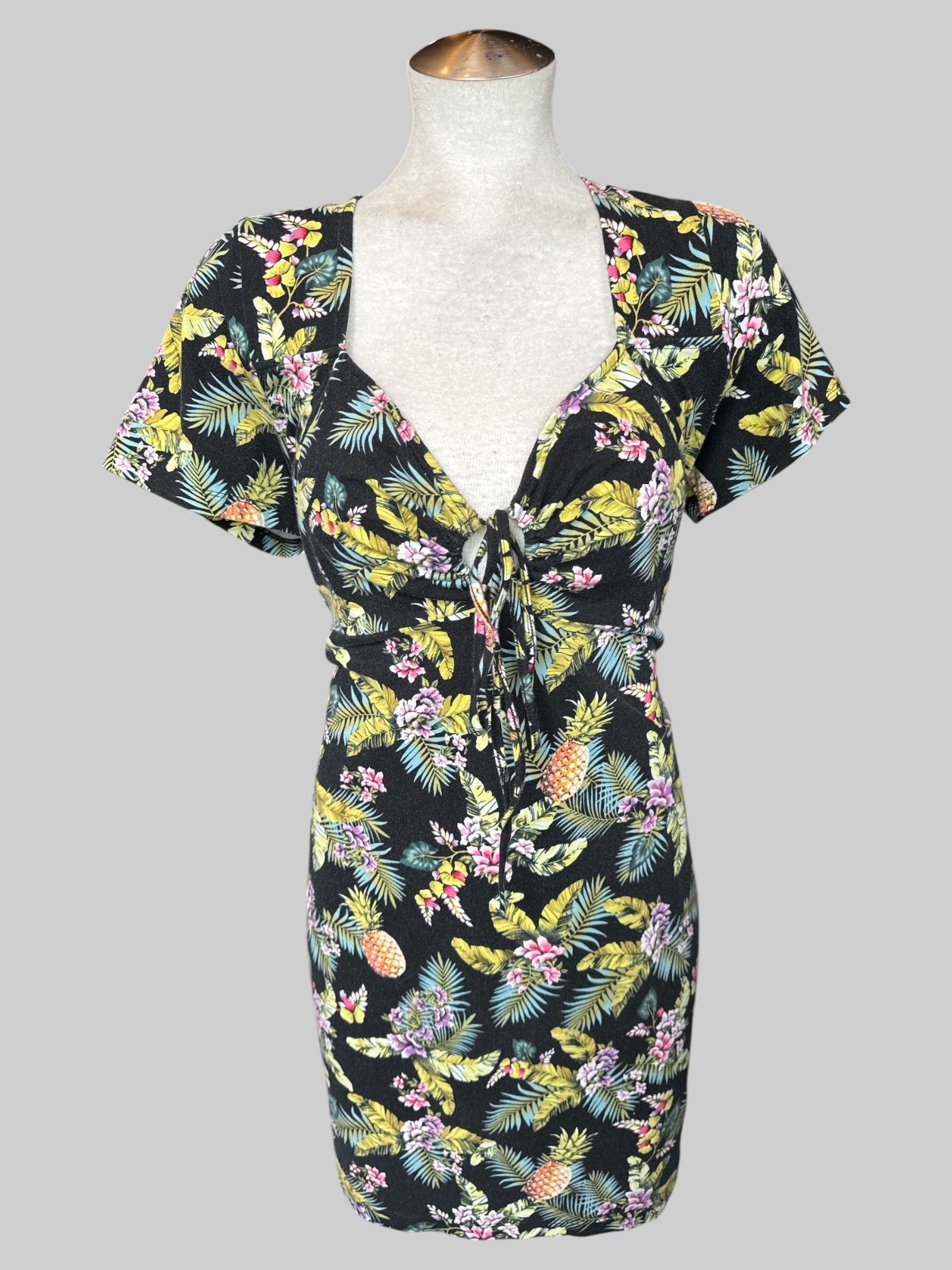 1X Black short sleeve tropical print dress with tie on front