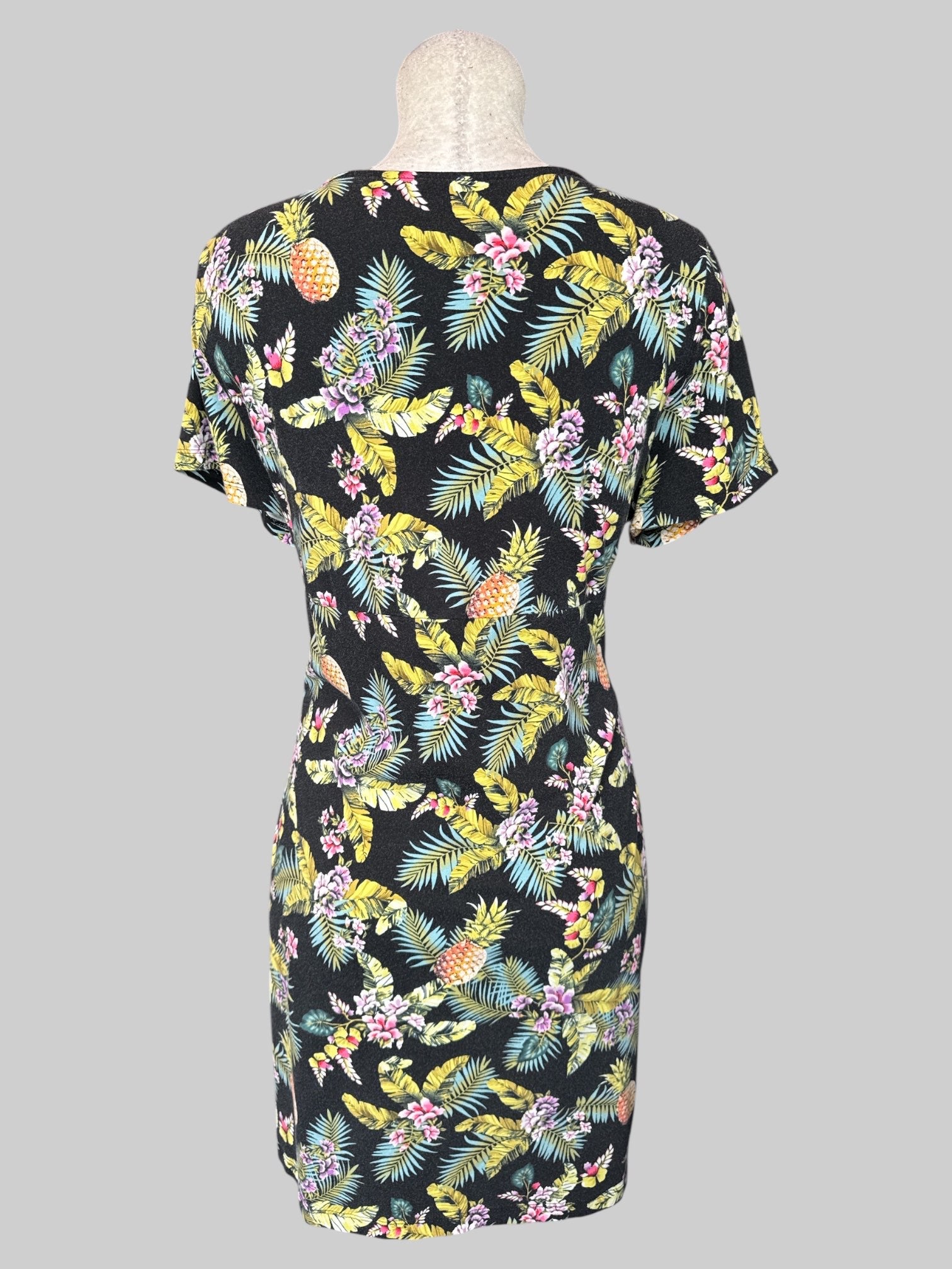 1X Black short sleeve tropical print dress with tie on front