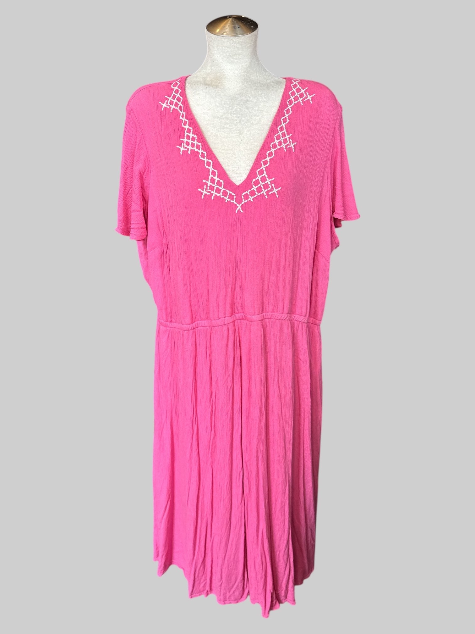 4X Pink short sleeve dress with elastic waist, pockets, and white stitching on neck line