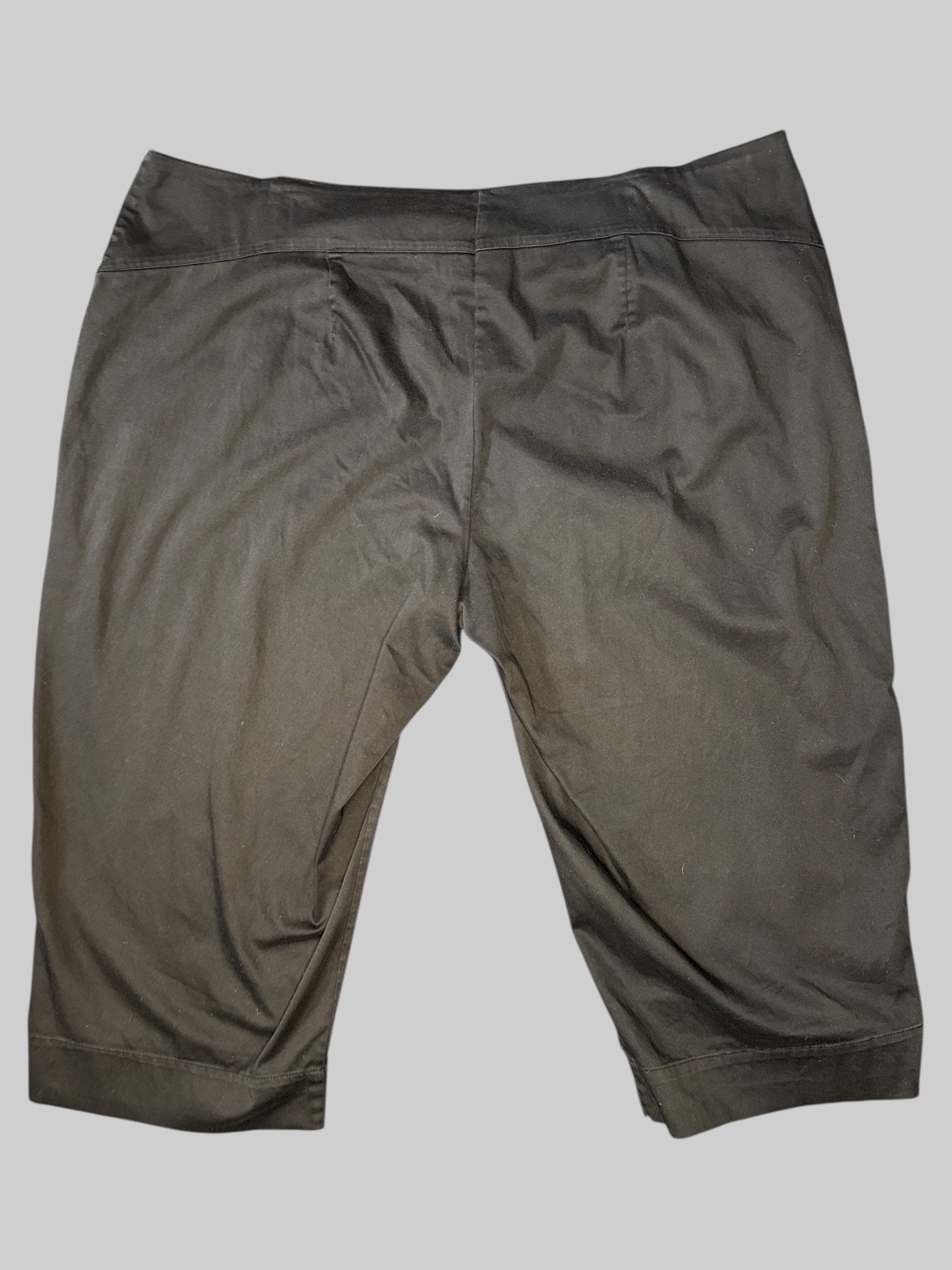 2X Black capris with front pockets