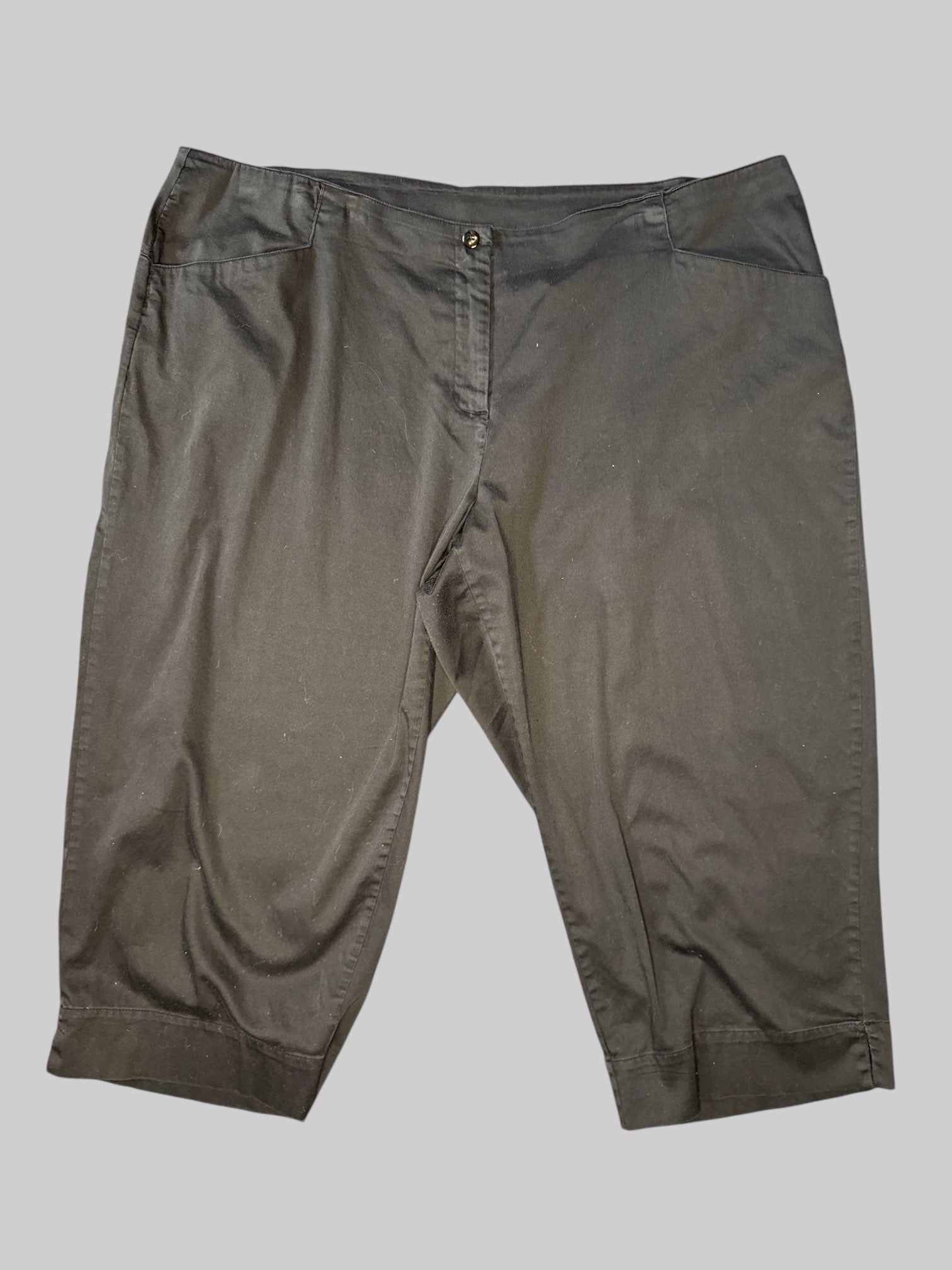 2X Black capris with front pockets