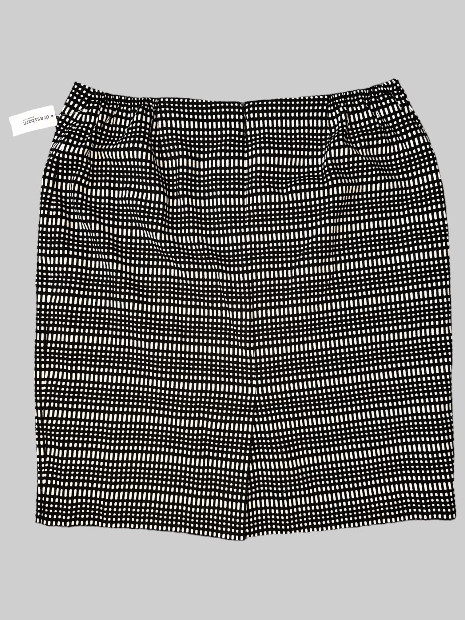 2X NWT black and white patterned skirt with some elastic in waist, and zipper on back