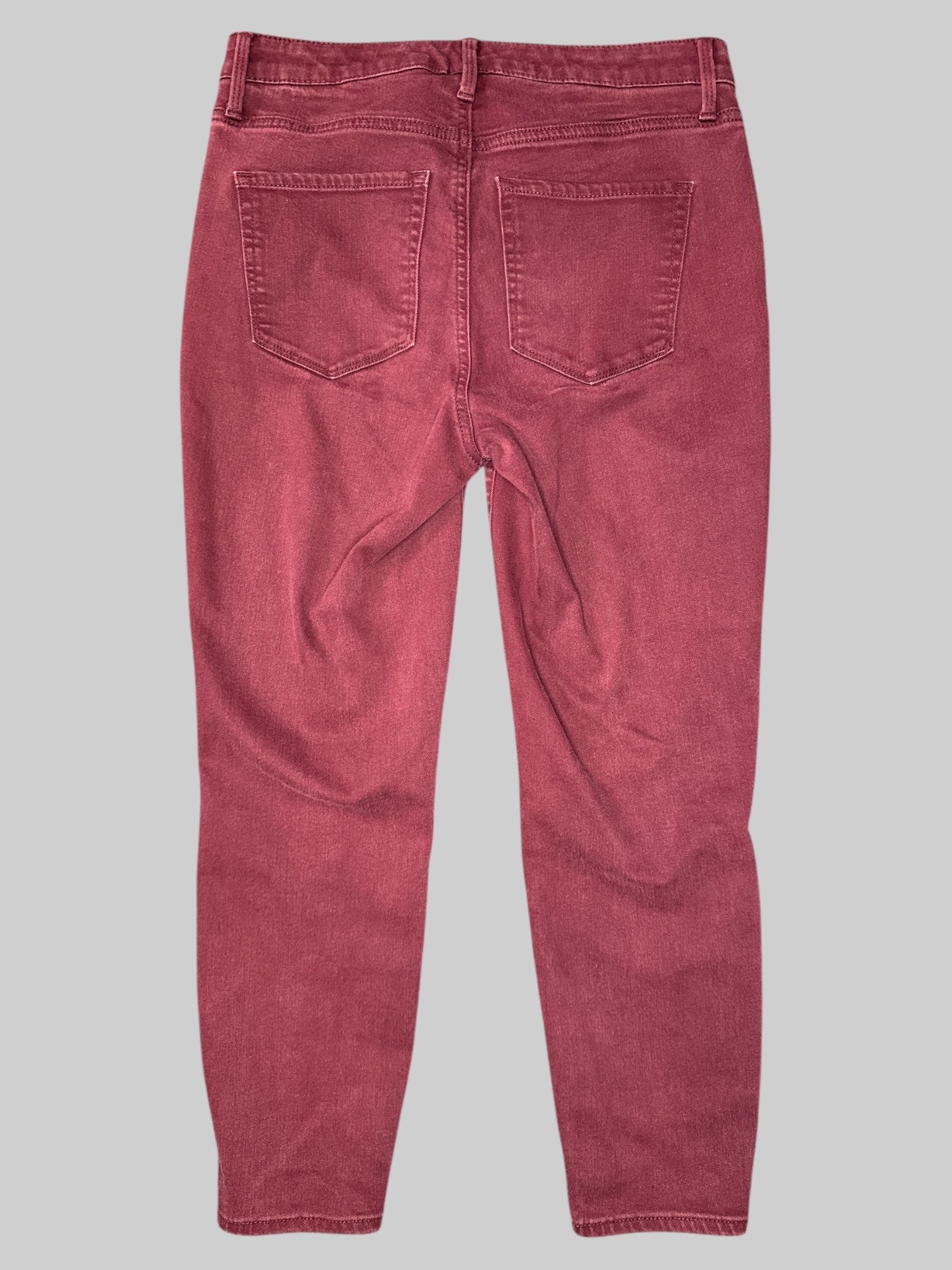 M Maroon pants with pockets, belt, loops, and button with crest