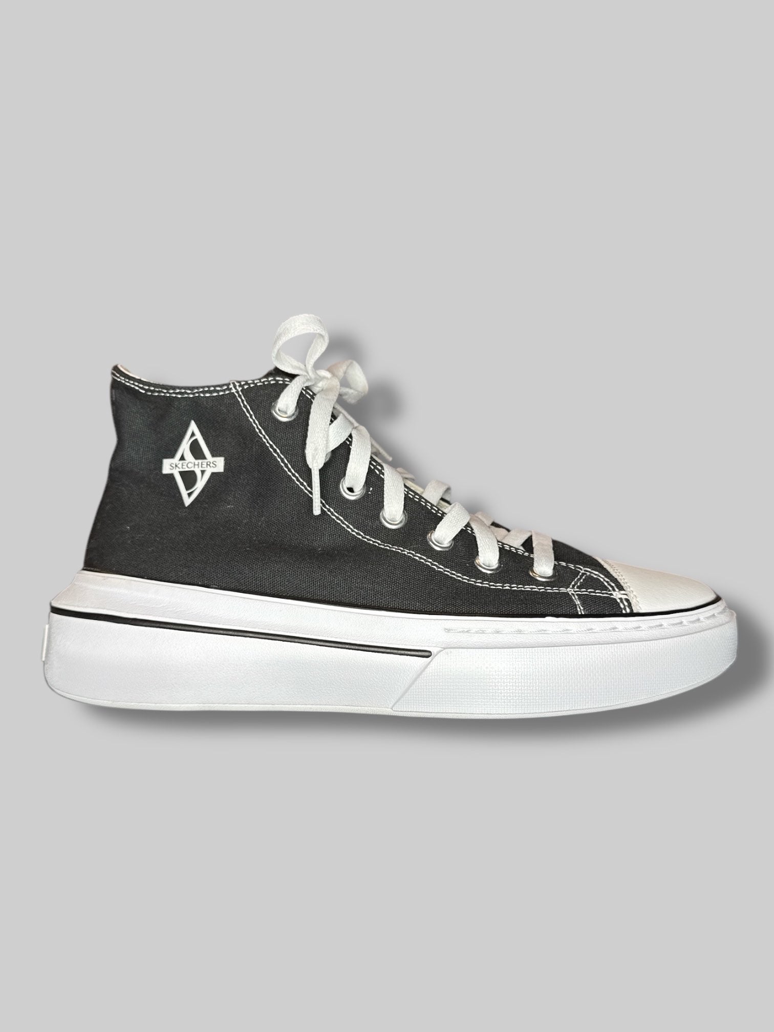 Size 9.5 NWT women’s black high top platform sneakers with black laces attached