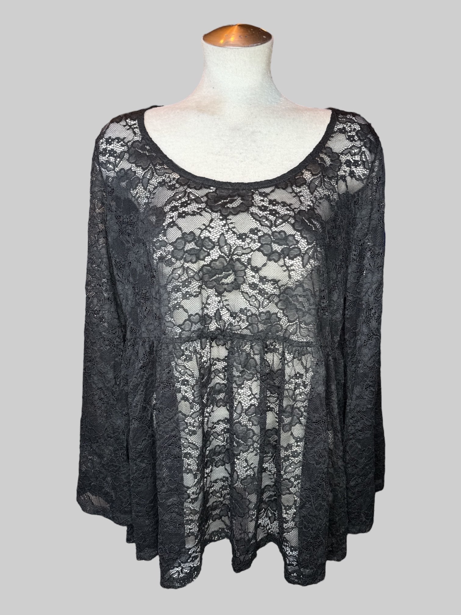 2X NWT black floral lacey top with long bell sleeves, and flowy bottom