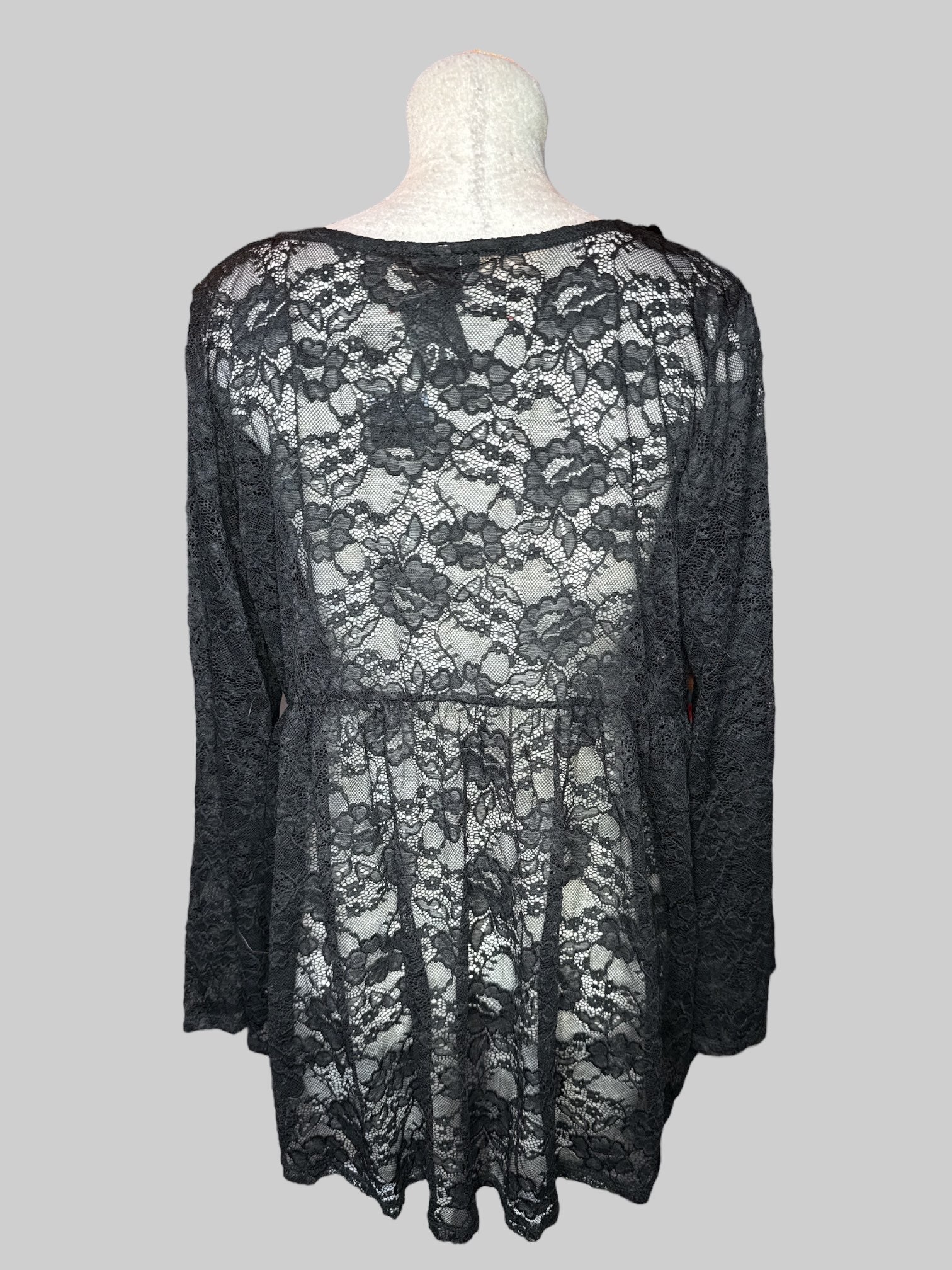 2X NWT black floral lacey top with long bell sleeves, and flowy bottom