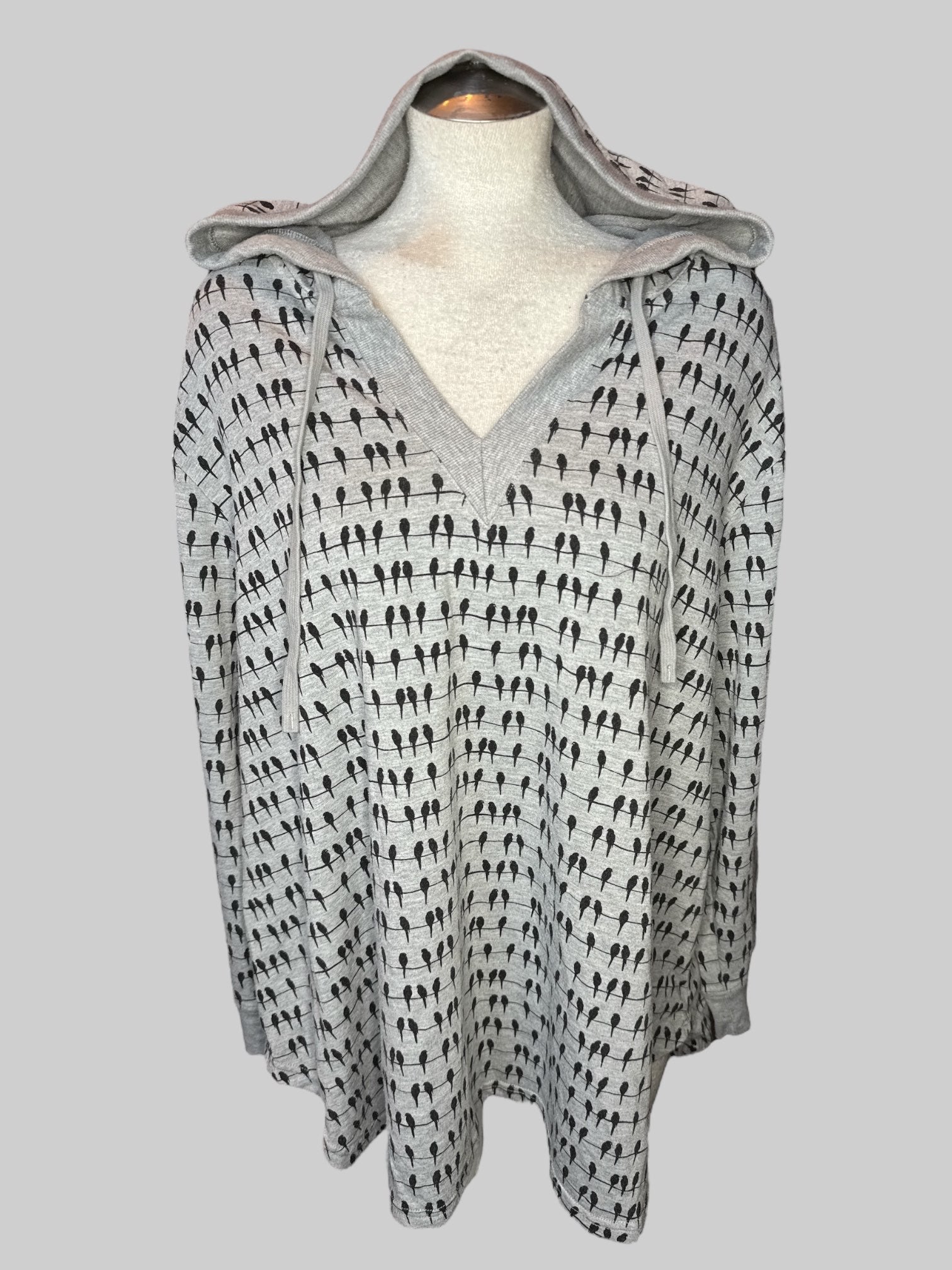 4X Heathered grey pullover hoodie with crow standing design, and high low hem
