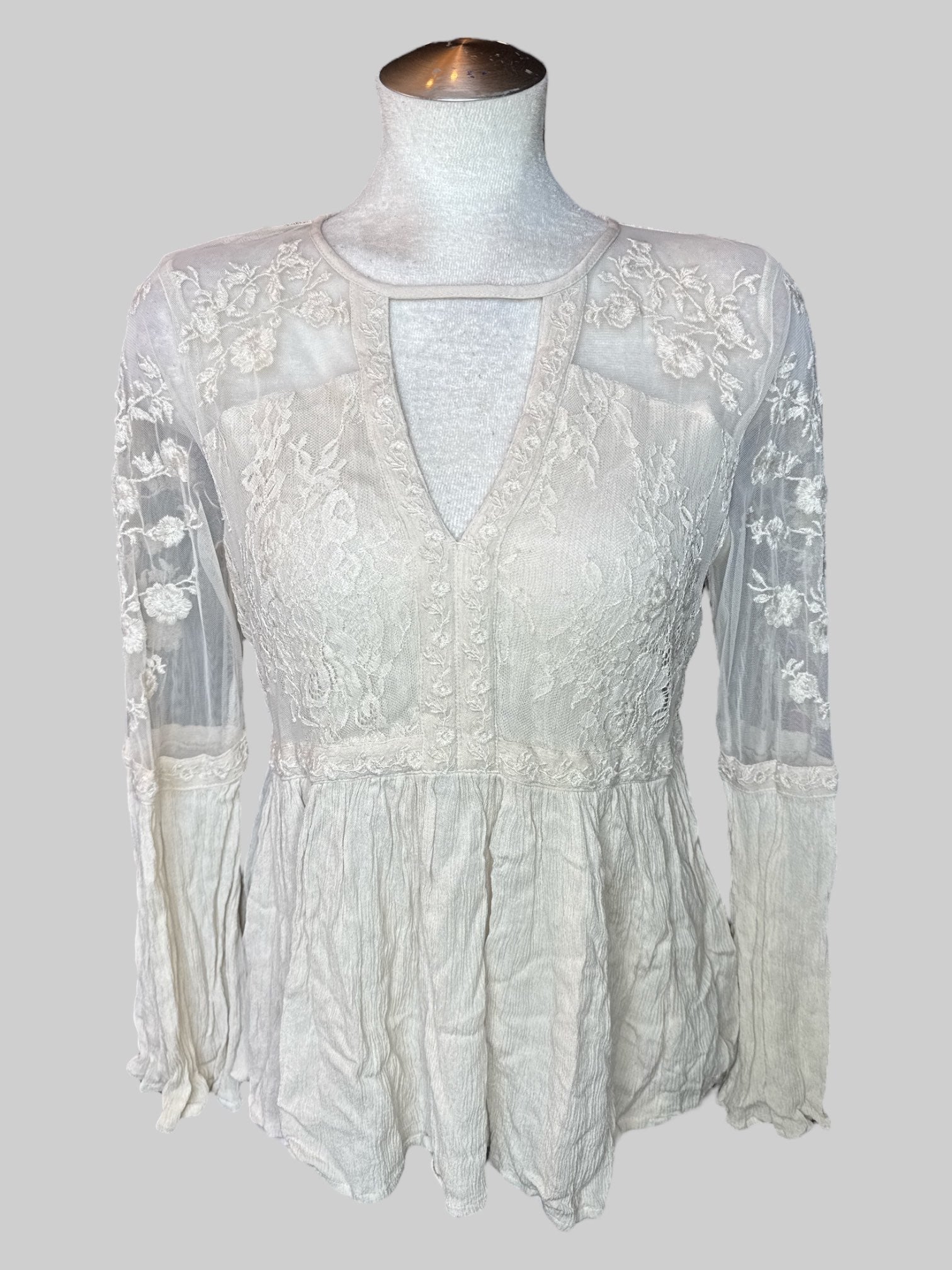 L Off-white long sleeve Lacey top with keyhole and button on back