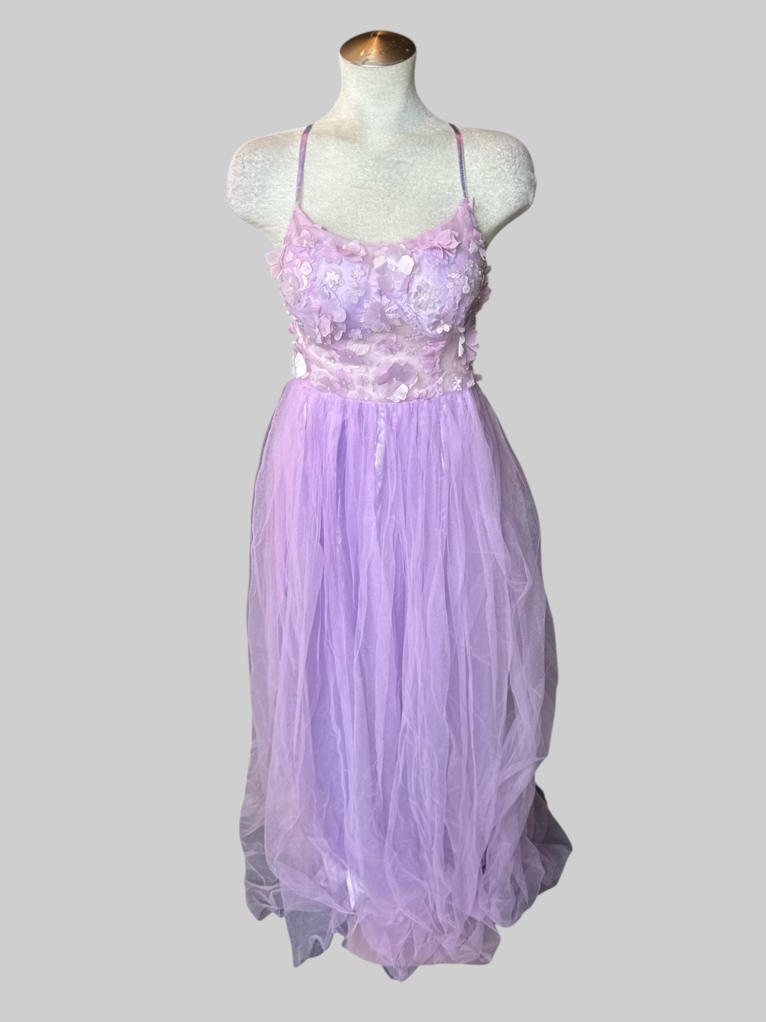 M Light purple sleeveless dress with 3-D floral print on top, flowy tulle outer layer on bottom, and lacing on back