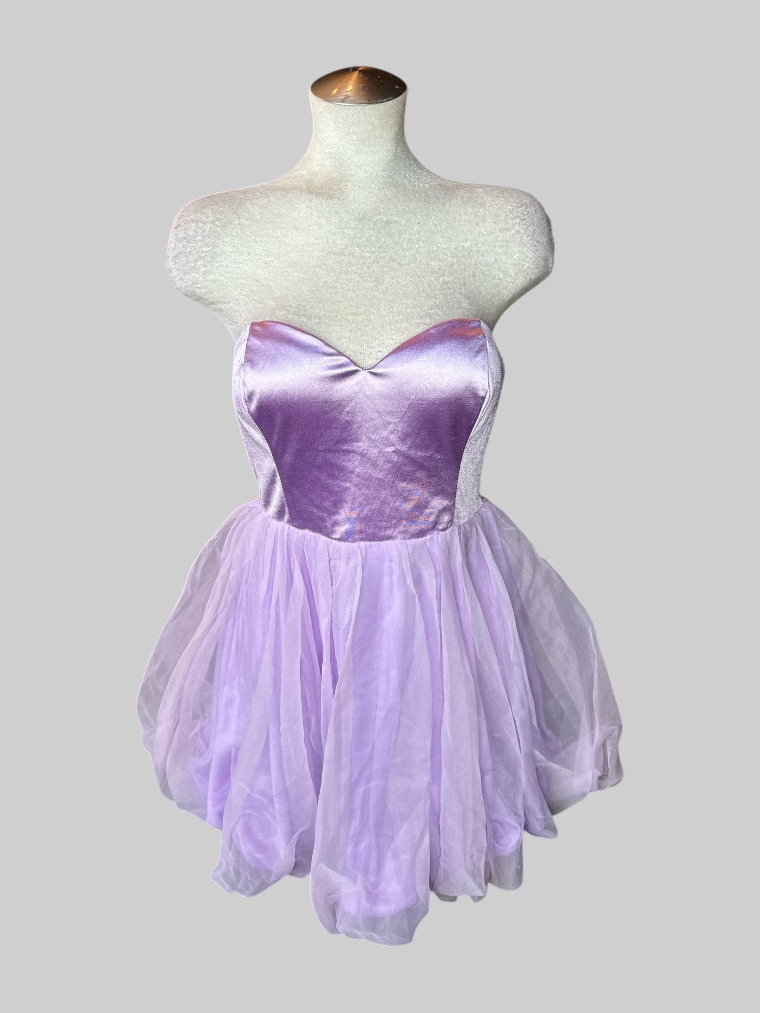 M NWT light purple strapless poof dress with tulle outer layer, and zipper on back