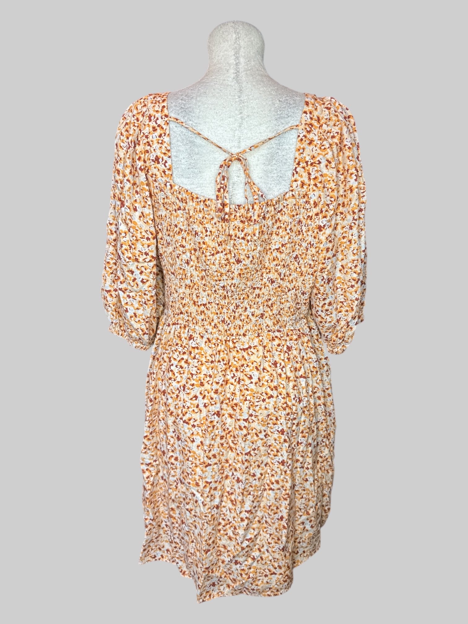 2X Orange speckled pattern dress with balloon sleeves, shirred bodice, tie on back, and pockets