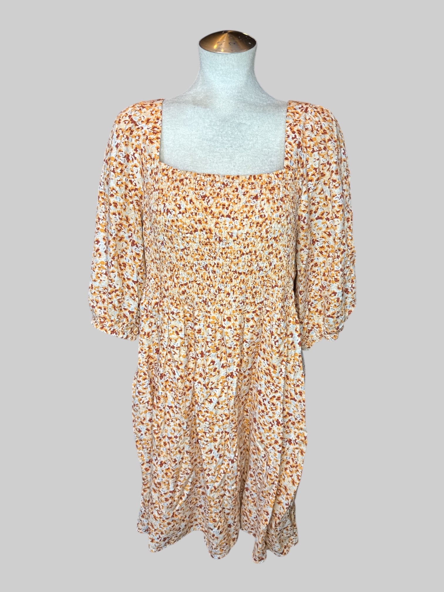2X Orange speckled pattern dress with balloon sleeves, shirred bodice, tie on back, and pockets