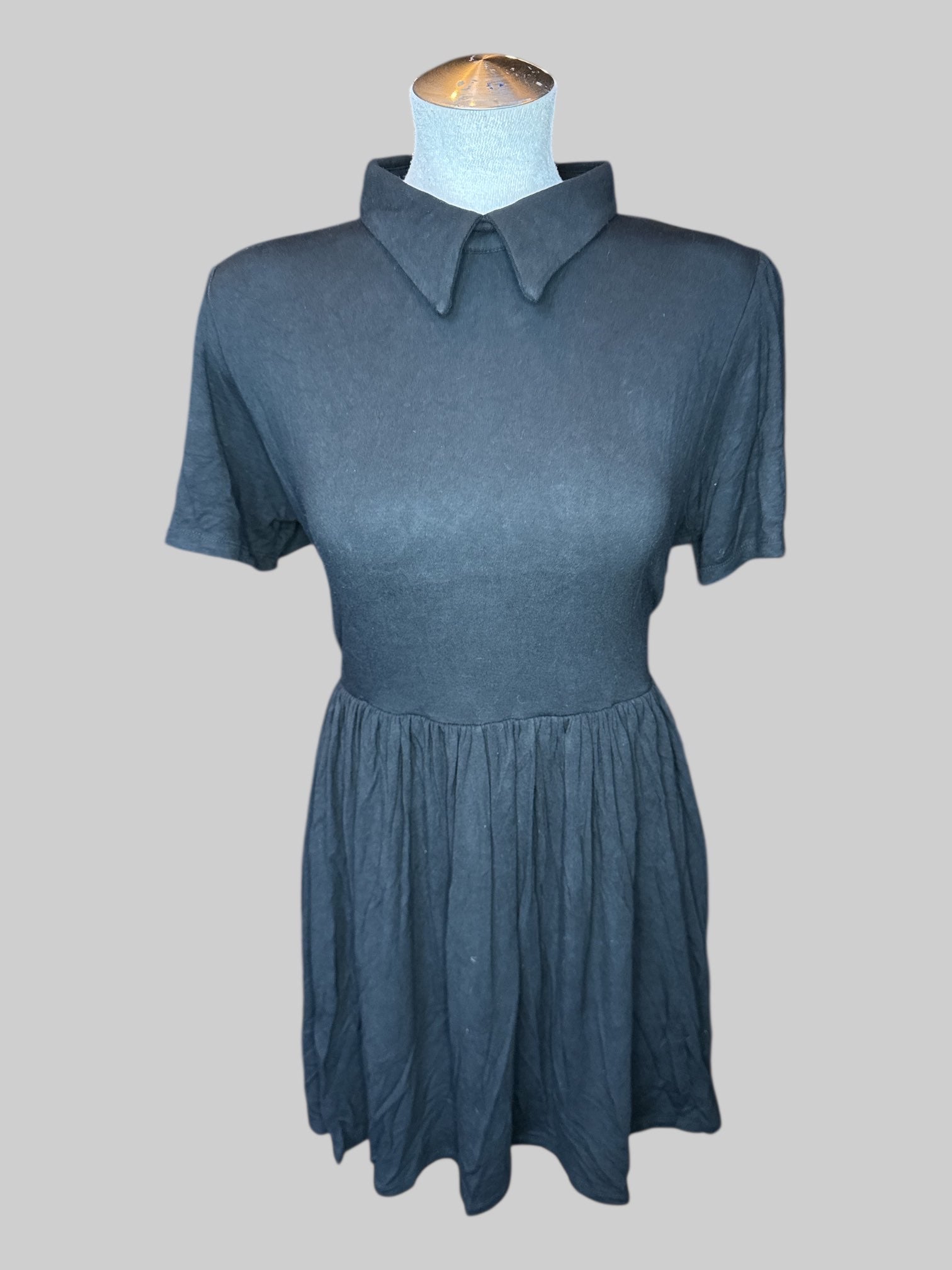 2X Black short sleeve dress with collar, ruffle sleeves, bottom zipper on back, tie belt, and pockets