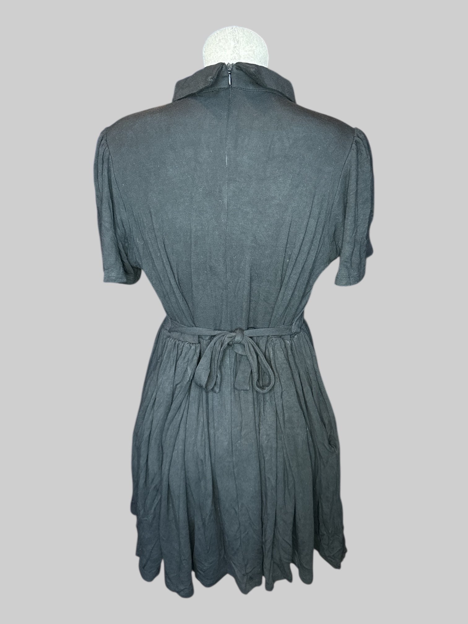 2X Black short sleeve dress with collar, ruffle sleeves, bottom zipper on back, tie belt, and pockets