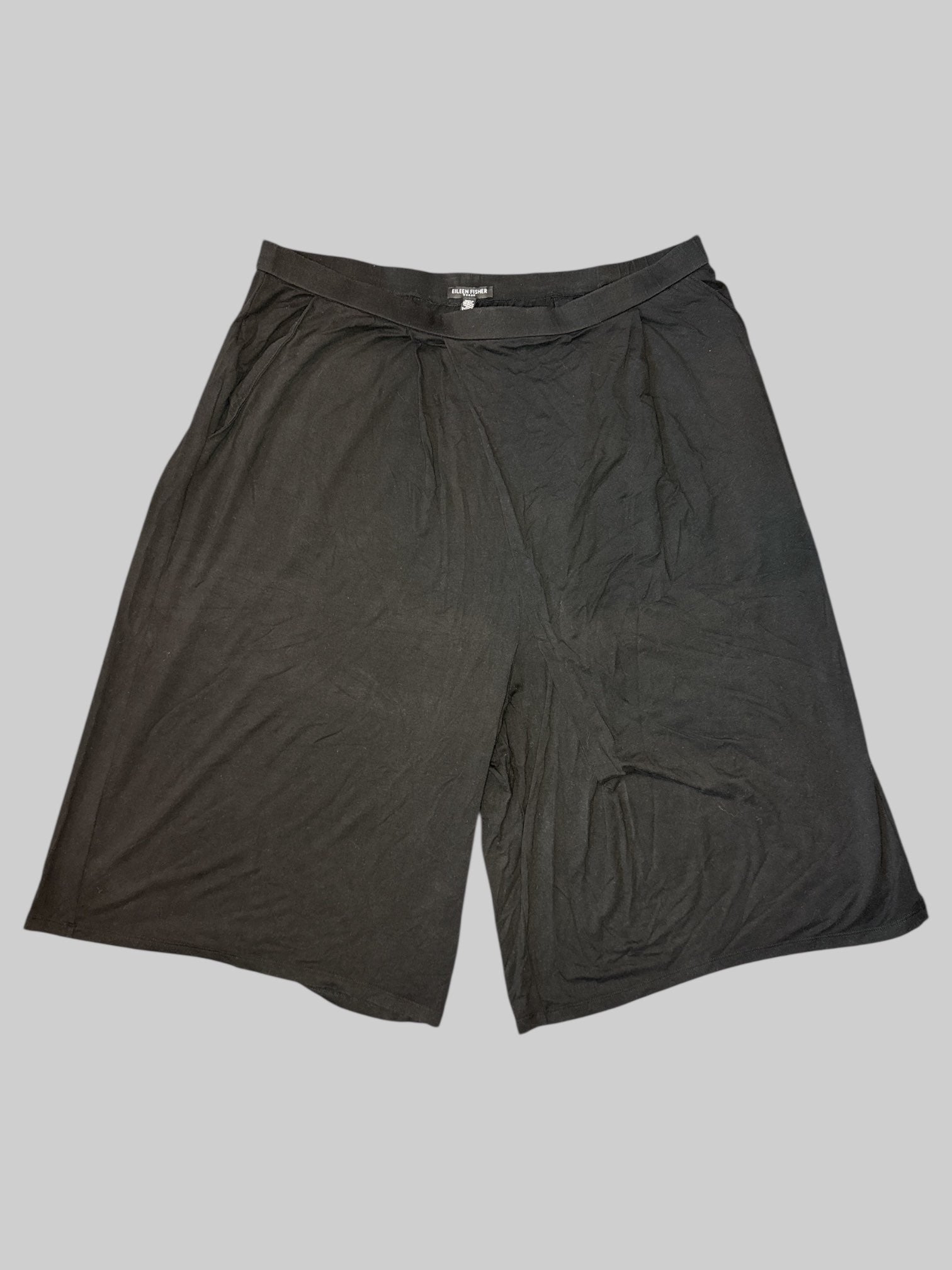 2X Black shorts with pockets and front pleated layering