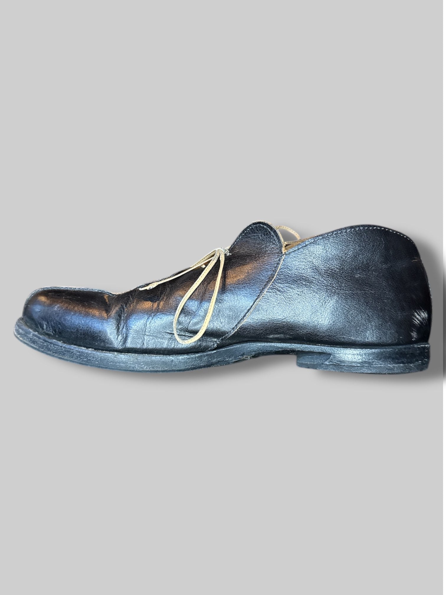 Size 40 Black leather shoes with leather lacing, and center seam going to point