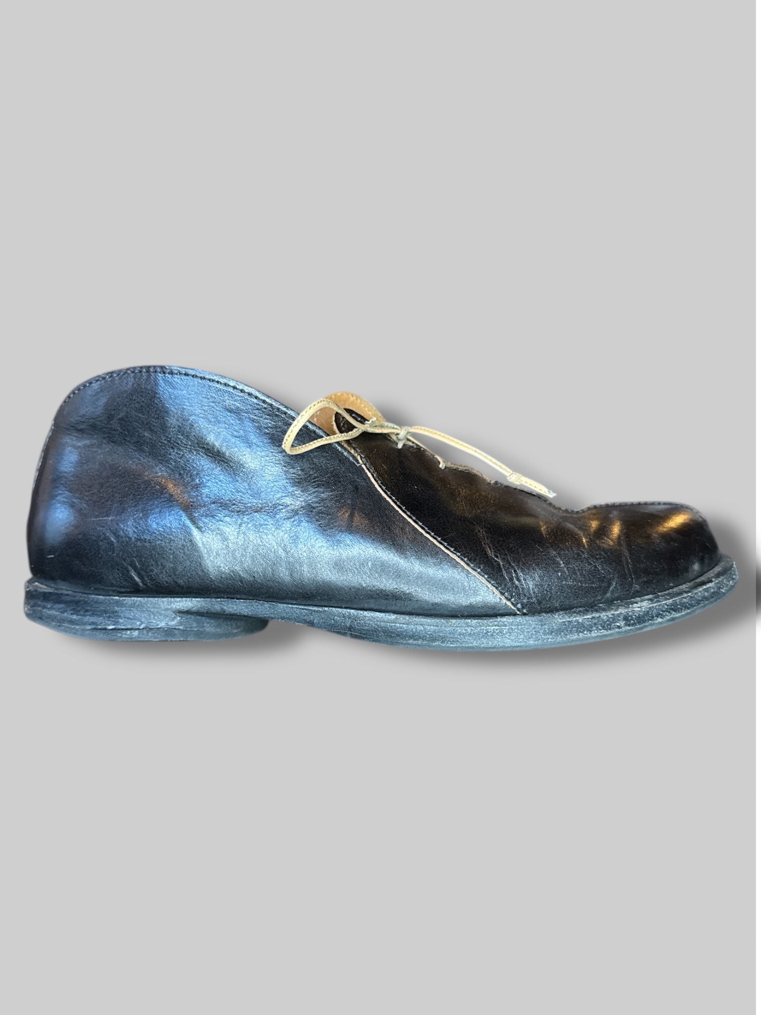 Size 40 Black leather shoes with leather lacing, and center seam going to point