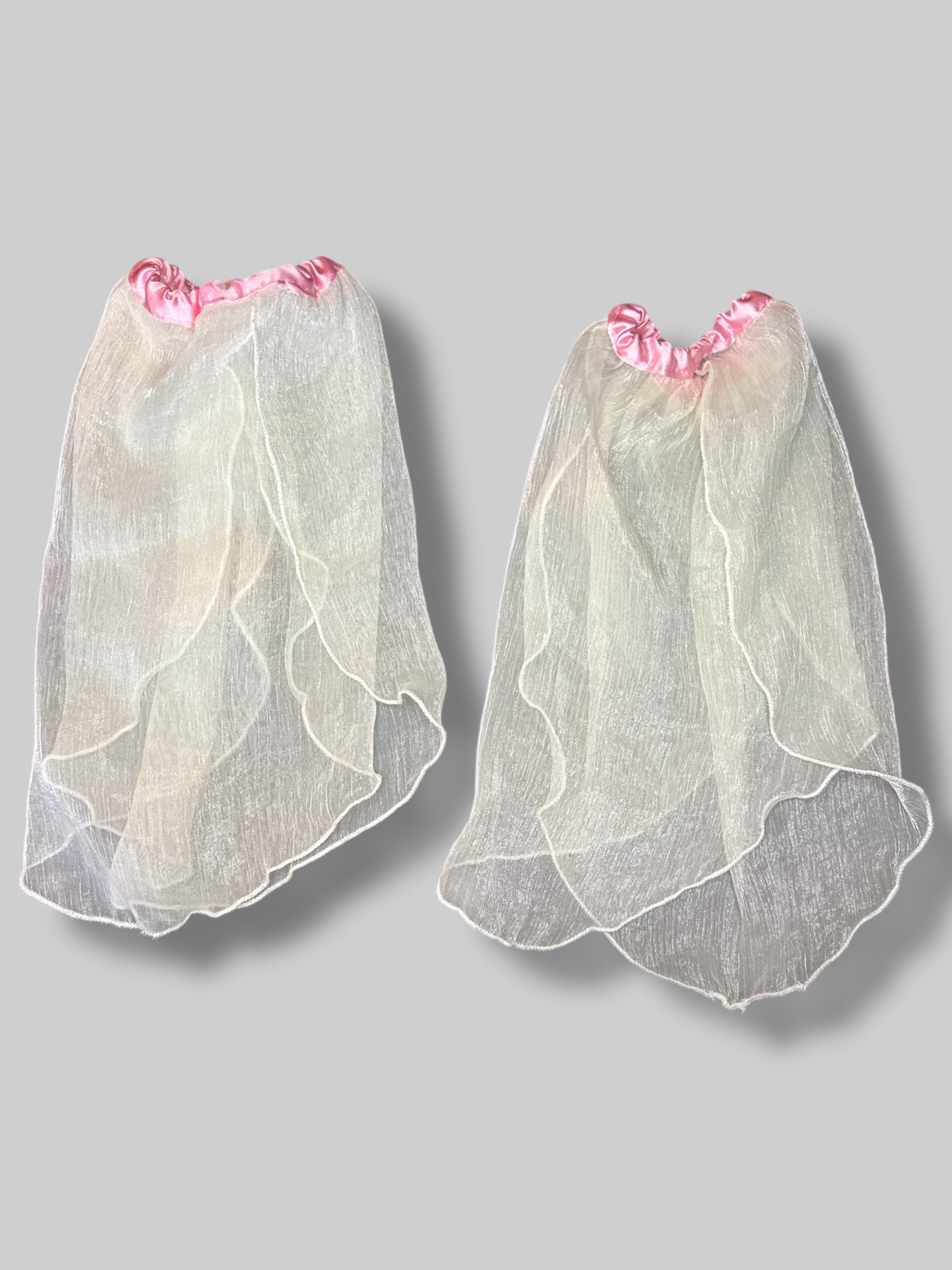 Set of two white shiny sleeve coughs with pink elastic