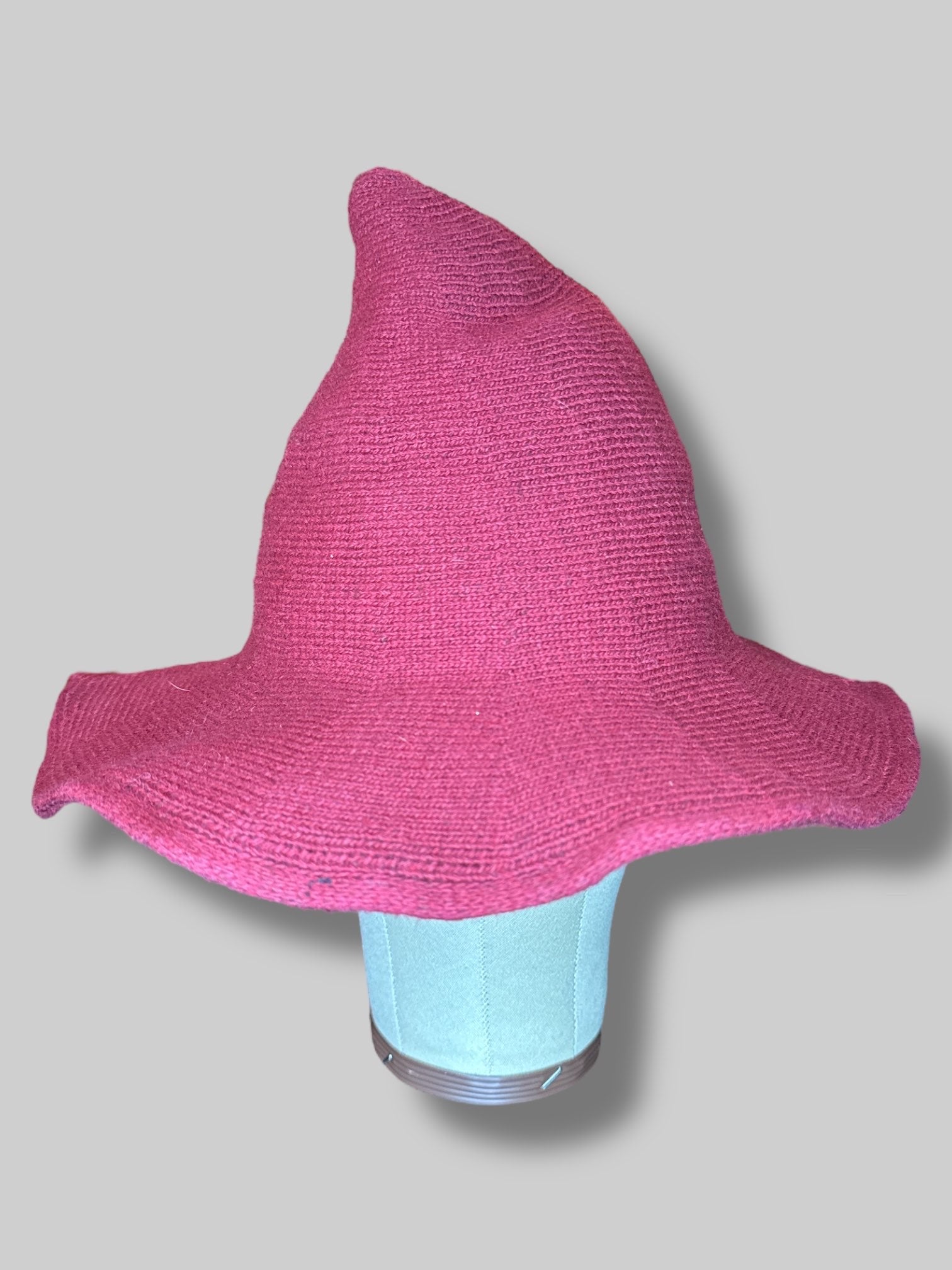 Red knit pointed hat with brim