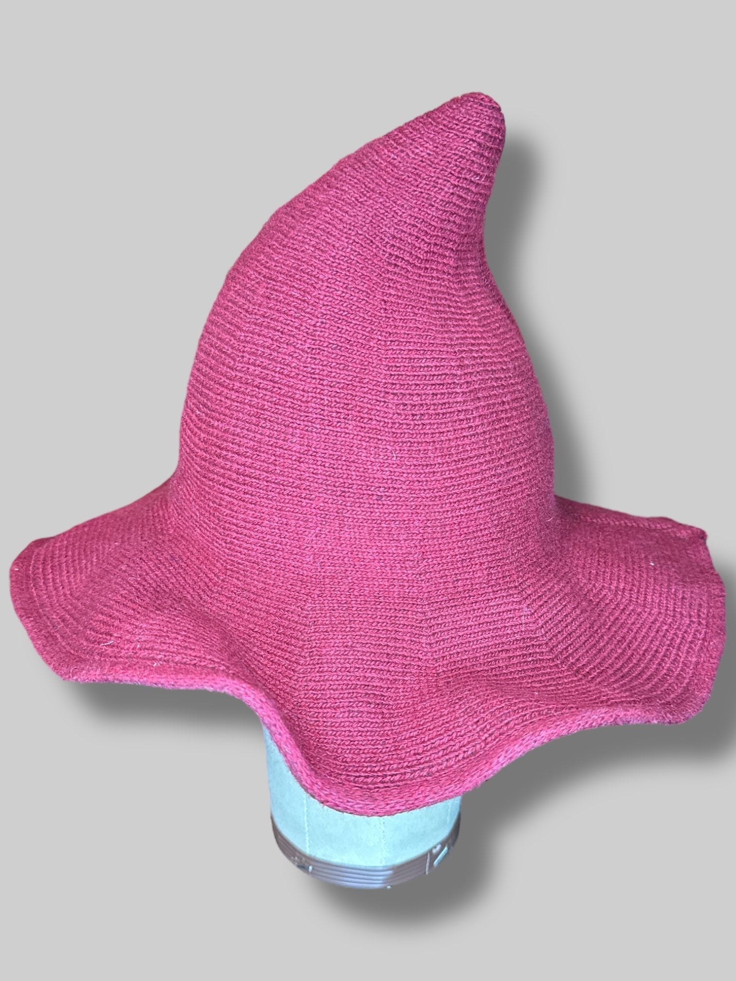 Red knit pointed hat with brim