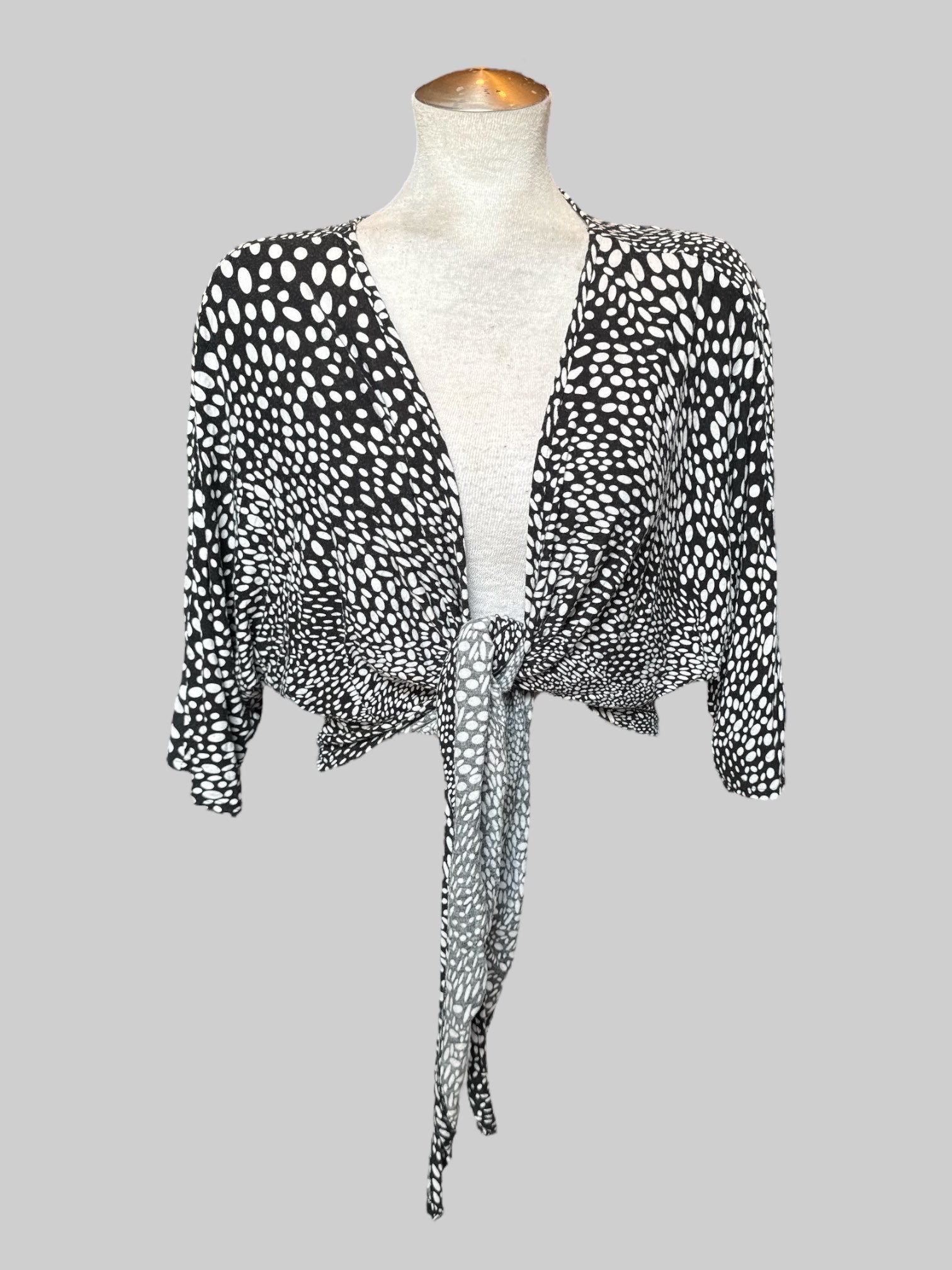 0X Black and white circle pattern cardigan with tie in front and half sleeves