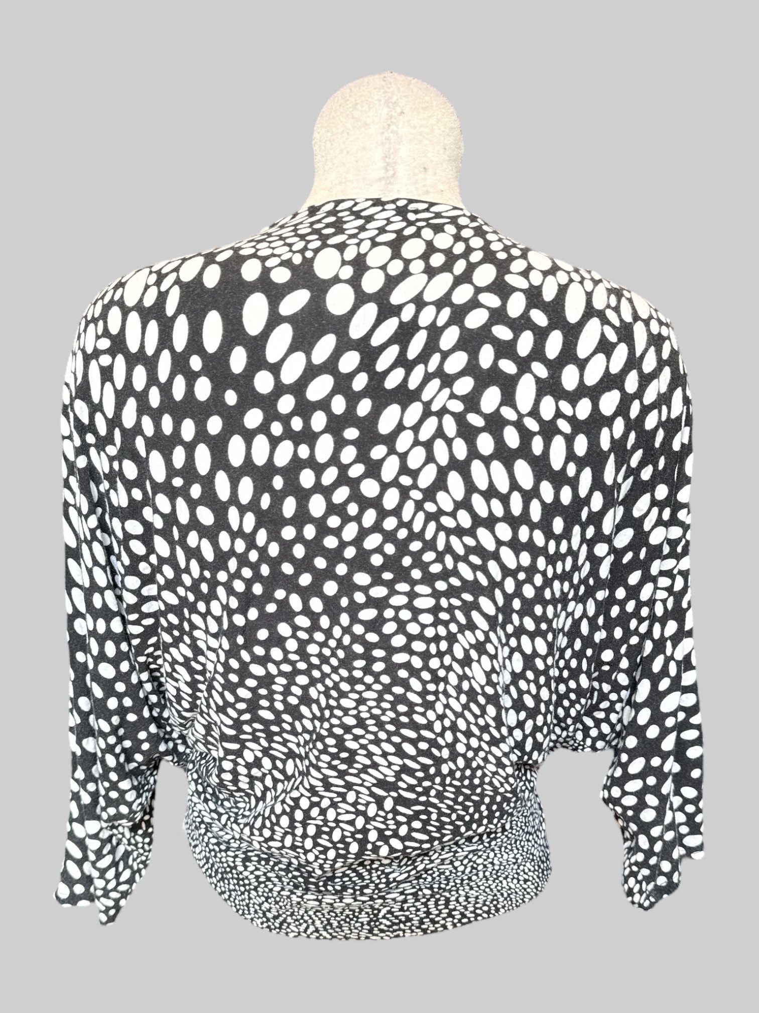 0X Black and white circle pattern cardigan with tie in front and half sleeves