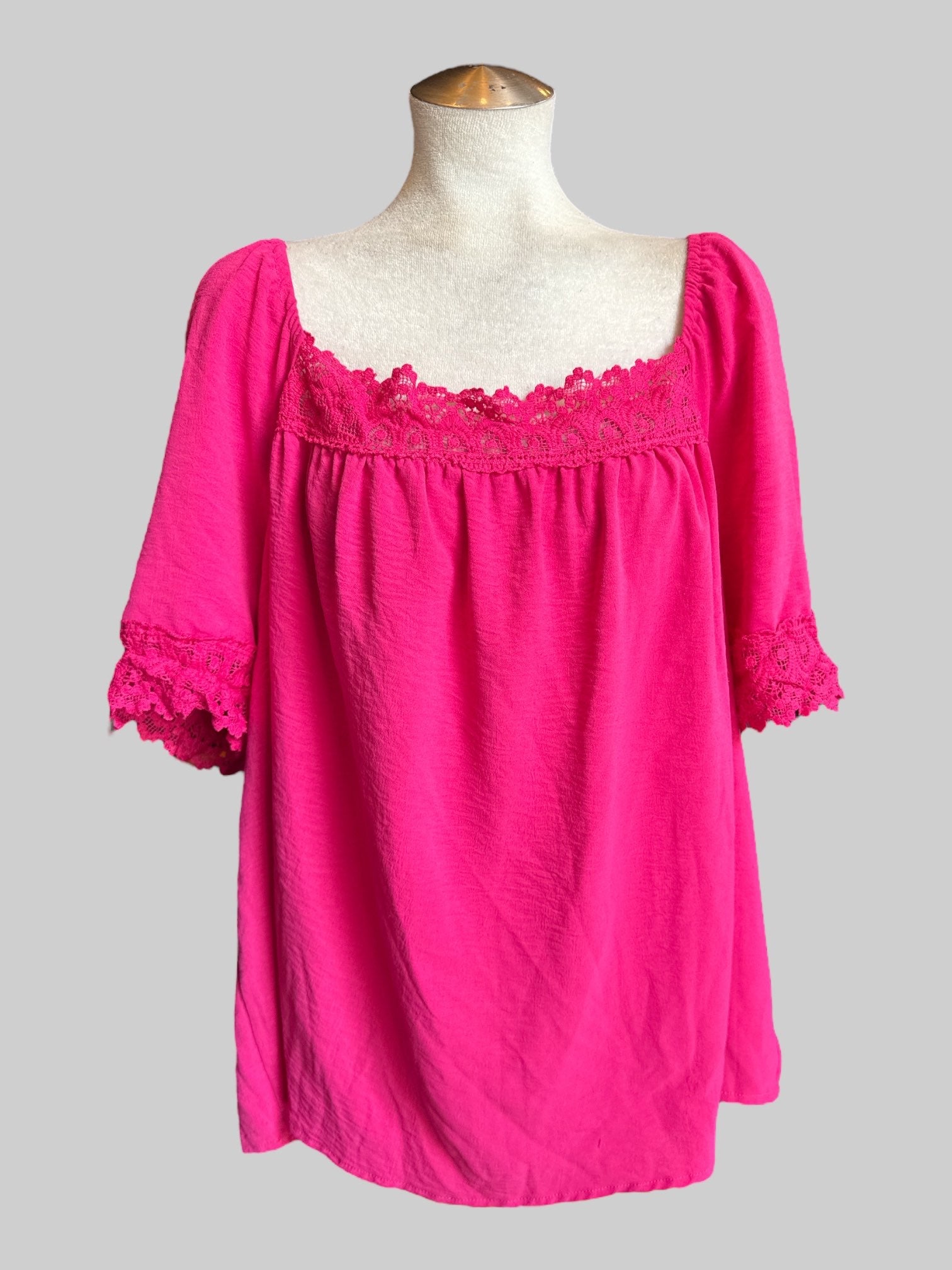 3X Flowy pink top with lace trim