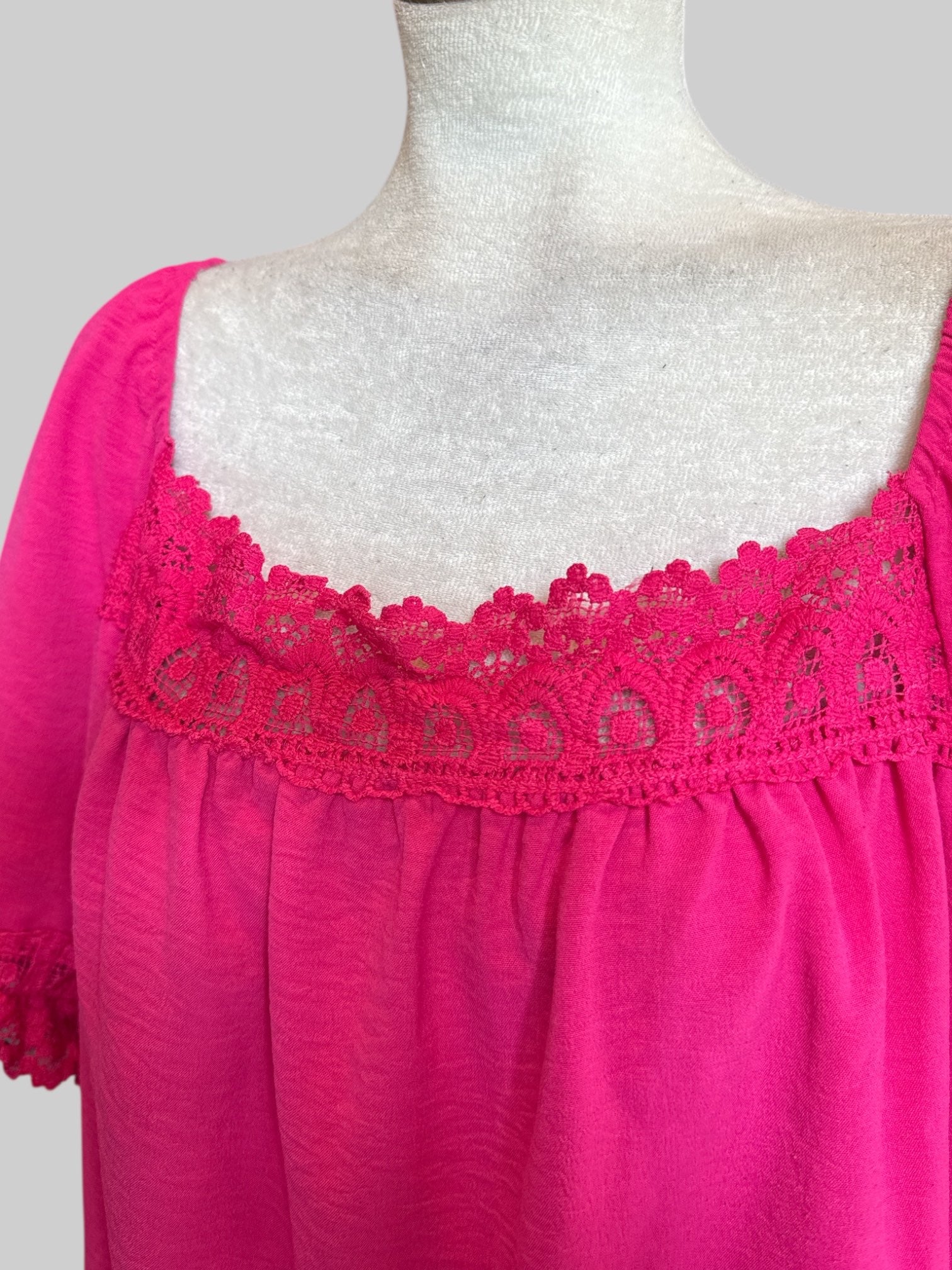 3X Flowy pink top with lace trim