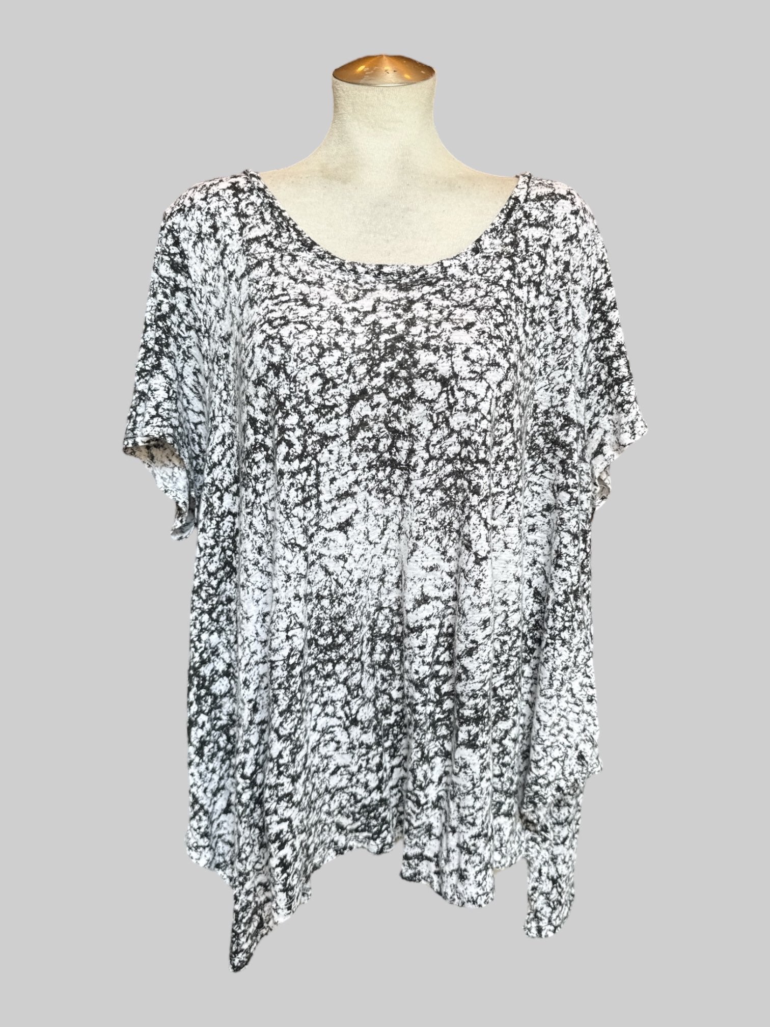 4X Black and white pattern flowy top