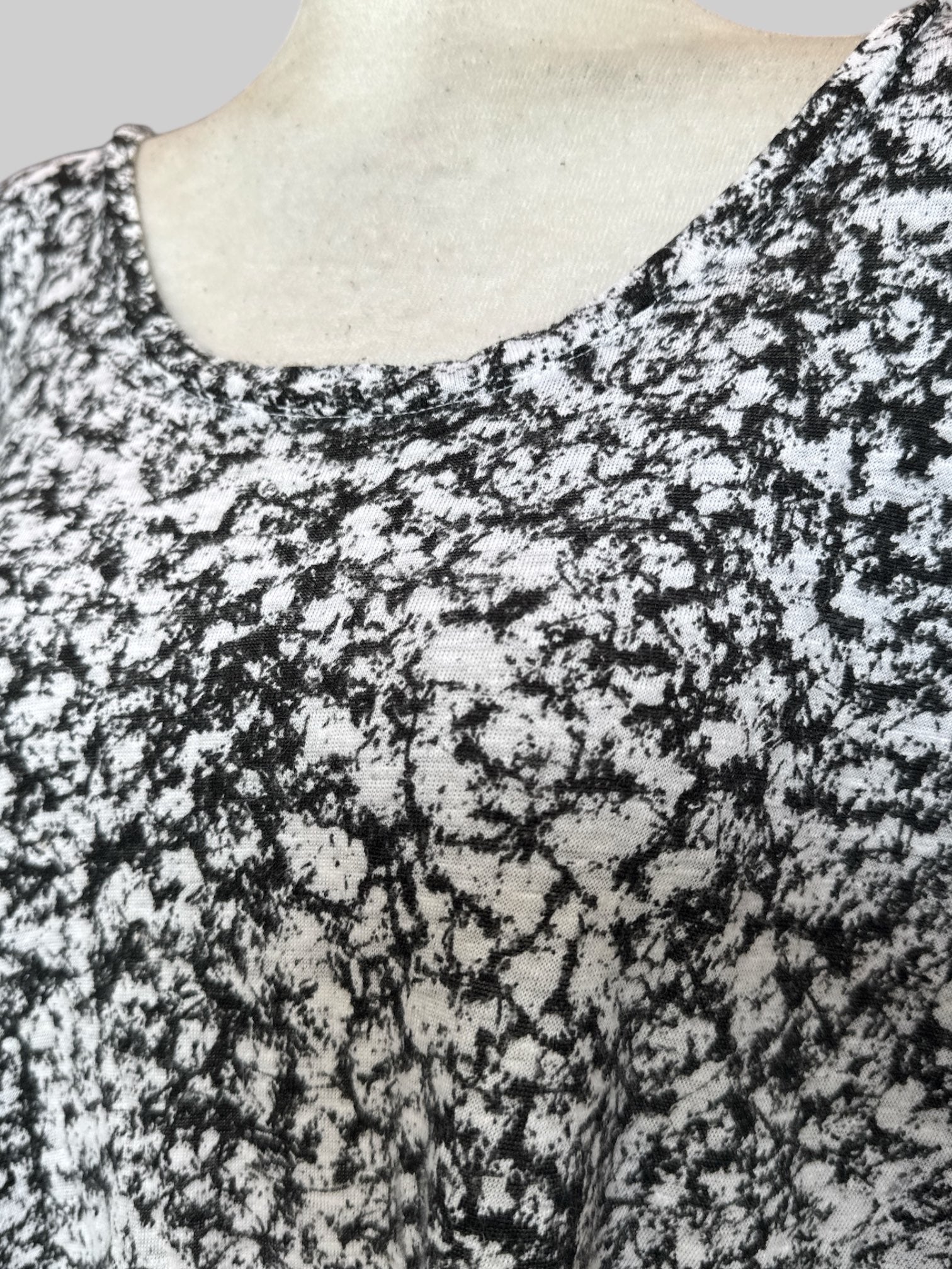 4X Black and white pattern flowy top