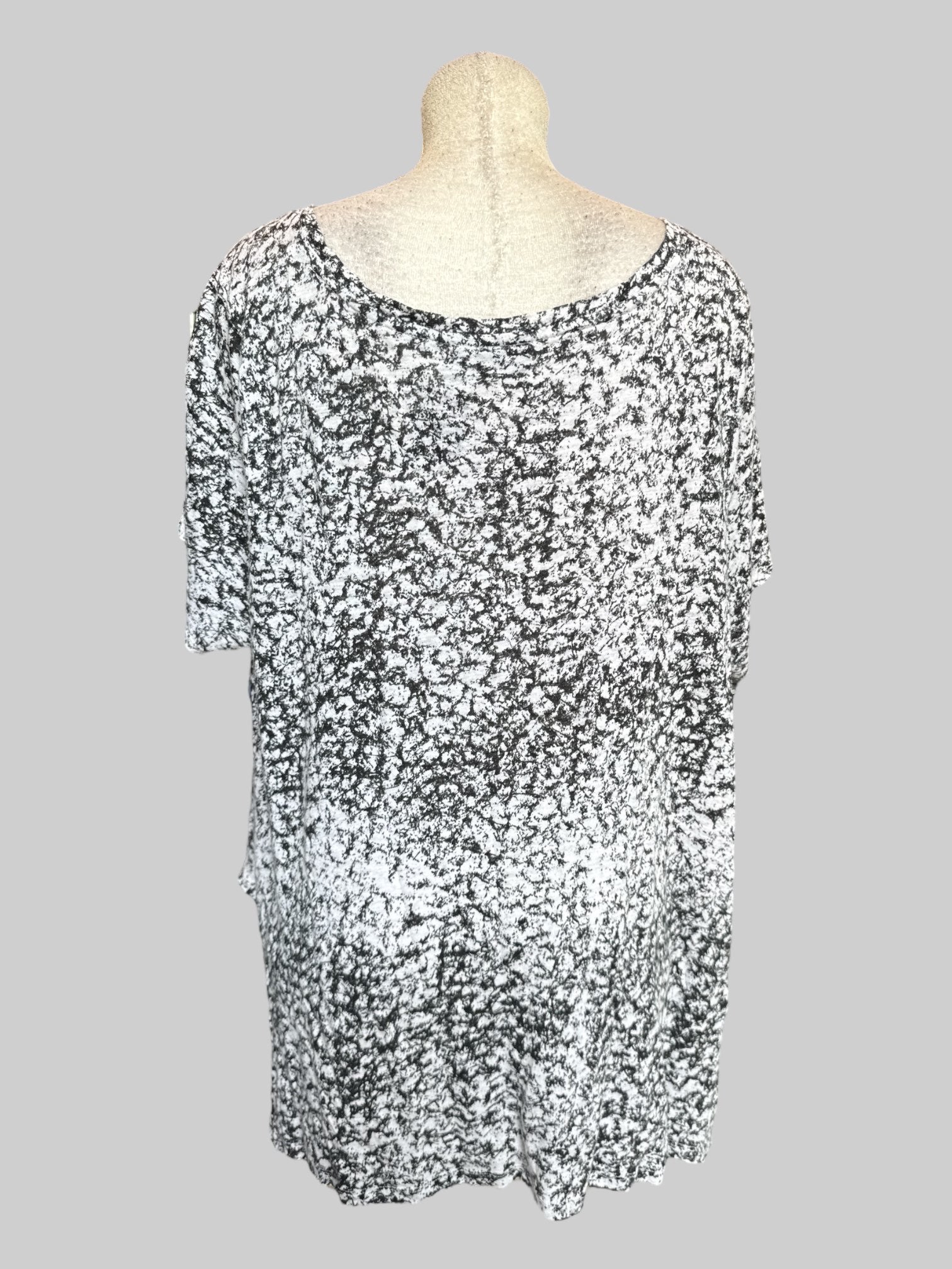 4X Black and white pattern flowy top