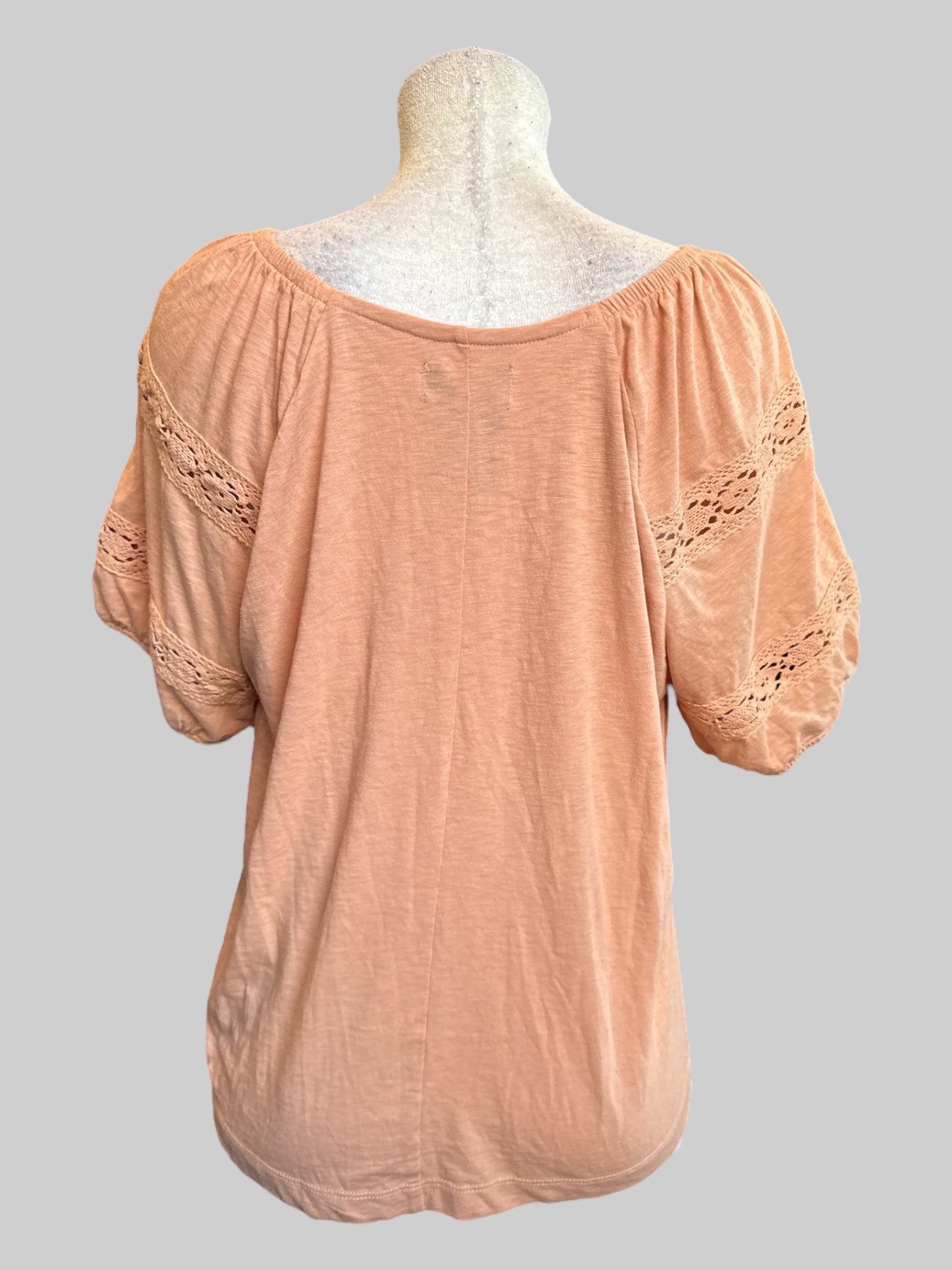 2X Peach pink top with balloon sleeves with lace cutouts