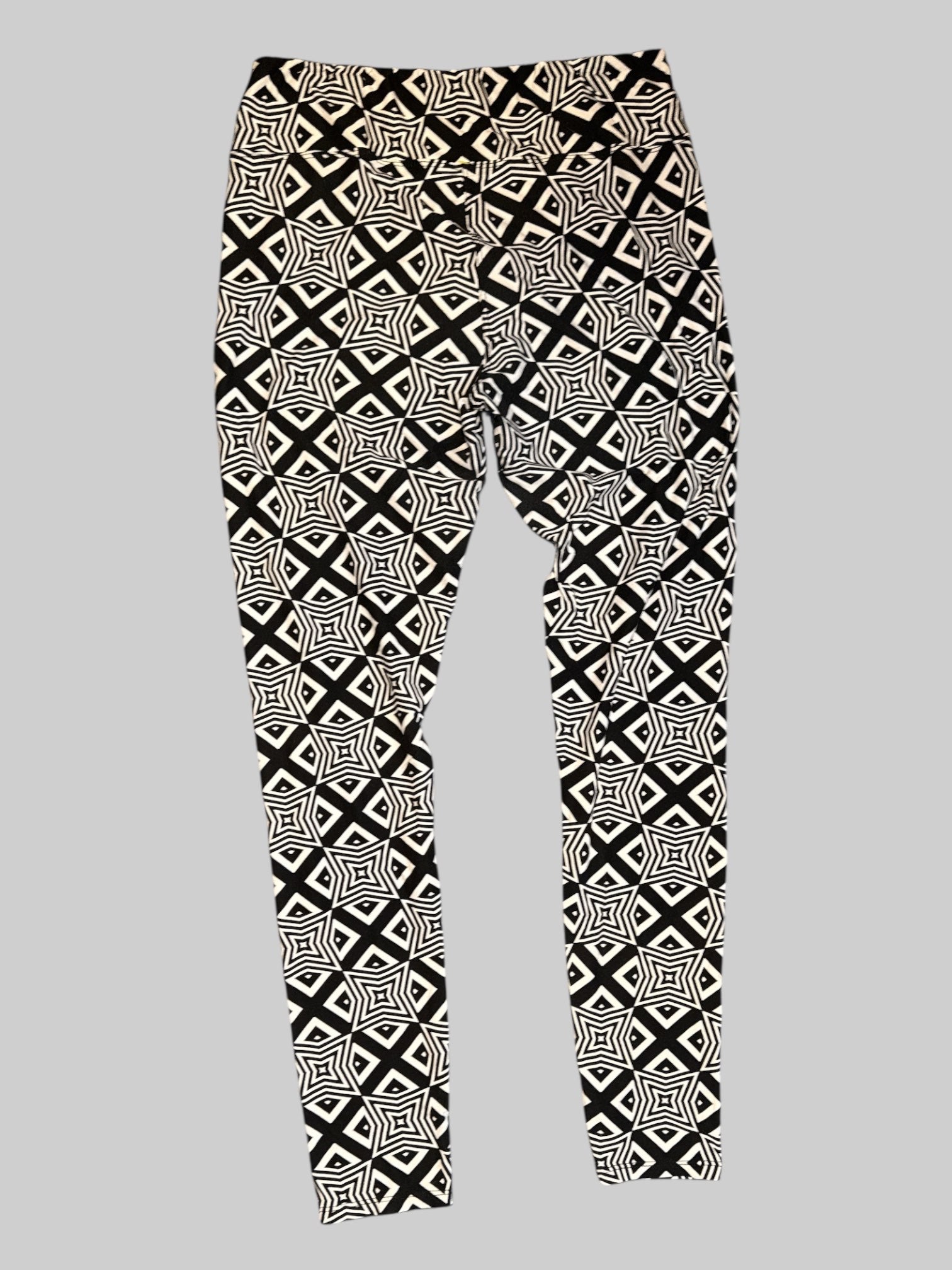 L Black and white geometric pattern soft leggings