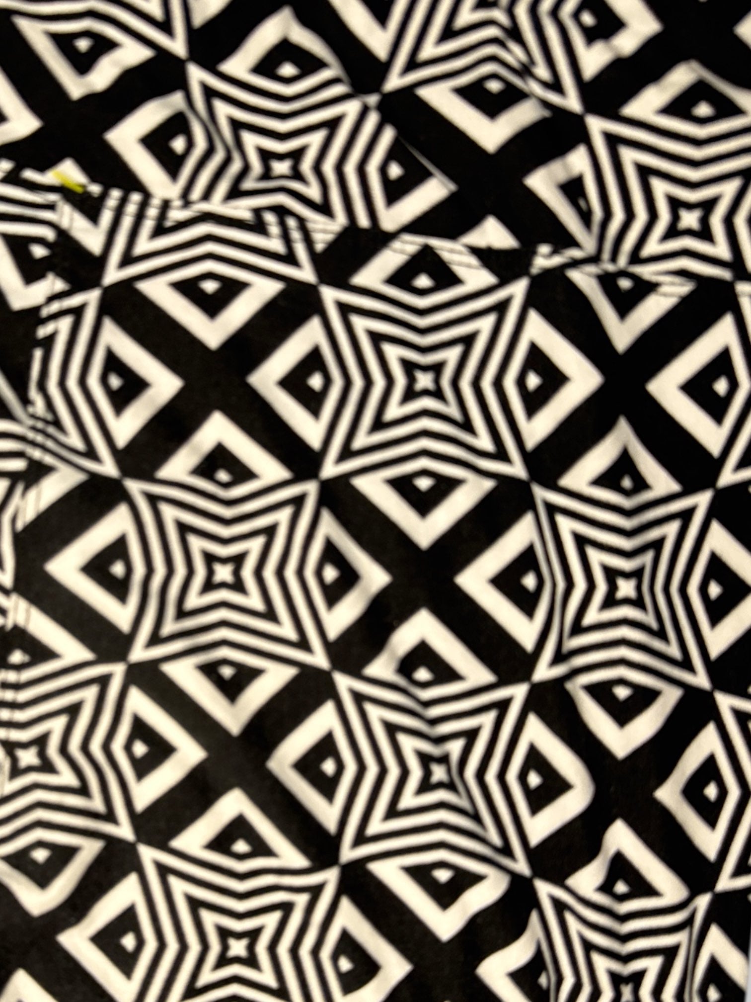 L Black and white geometric pattern soft leggings