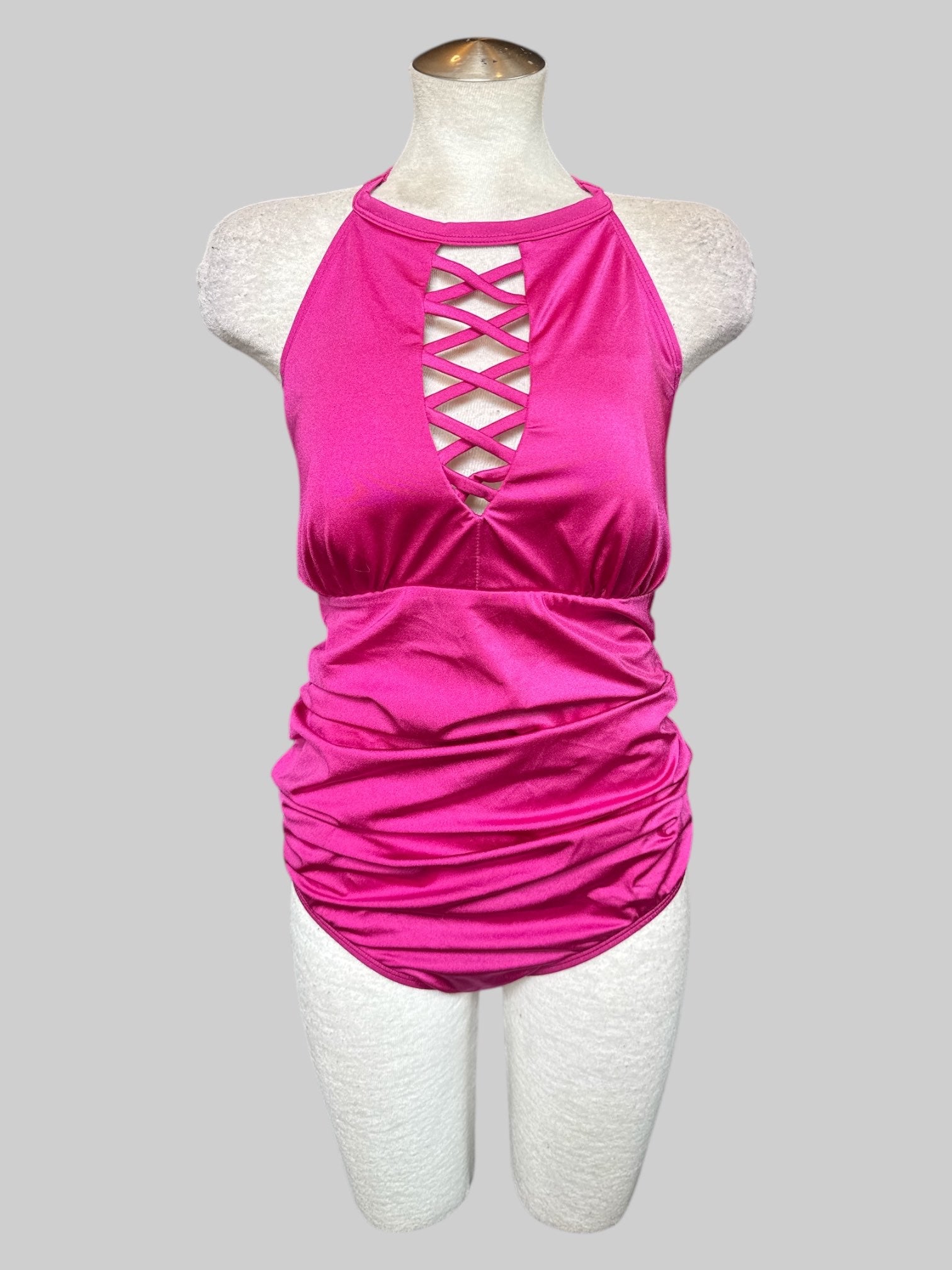 2X NWT pink swim suit with chest cutouts and lots of ruching on sides
