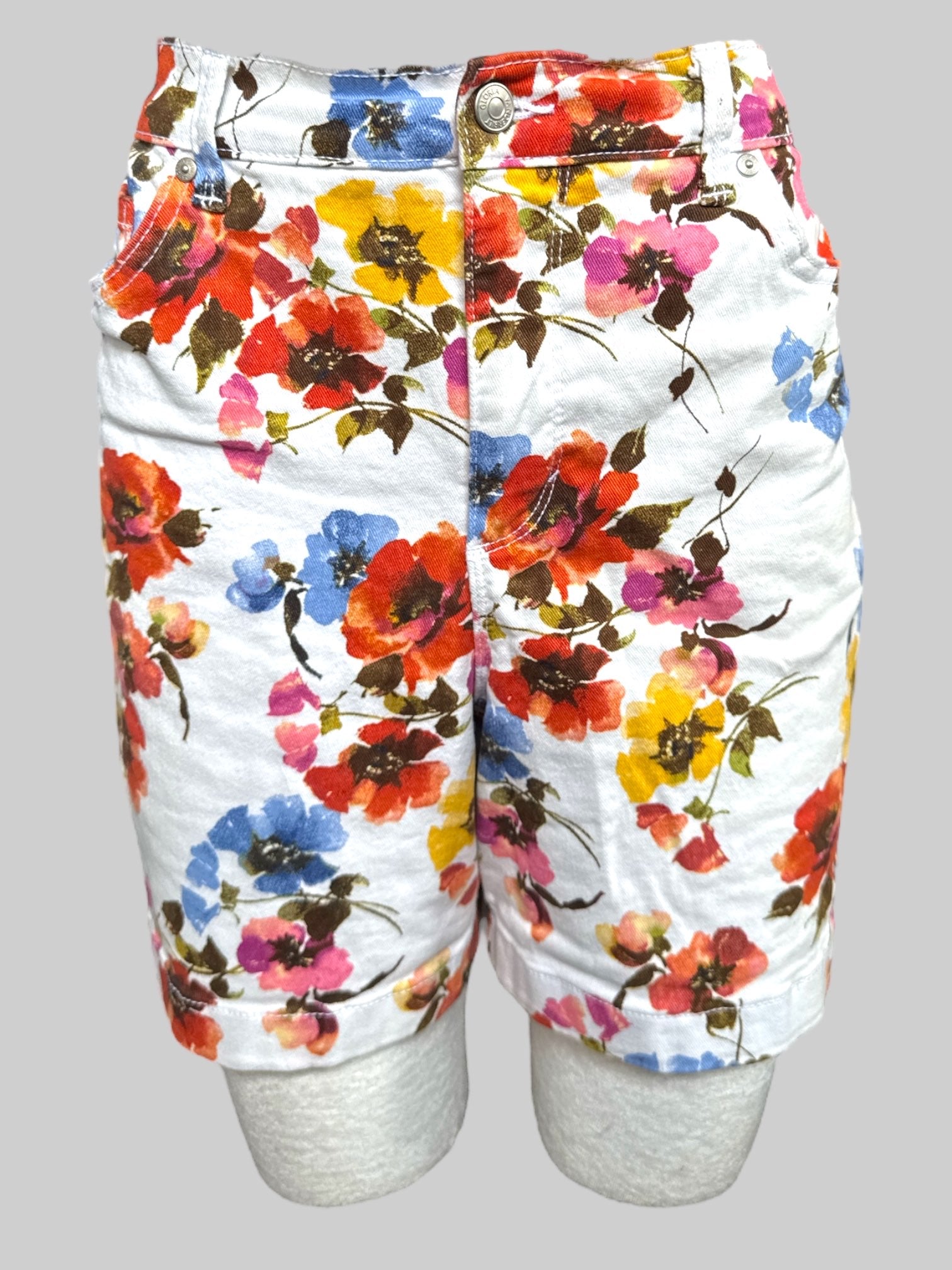 L White shorts with multicolor florals
