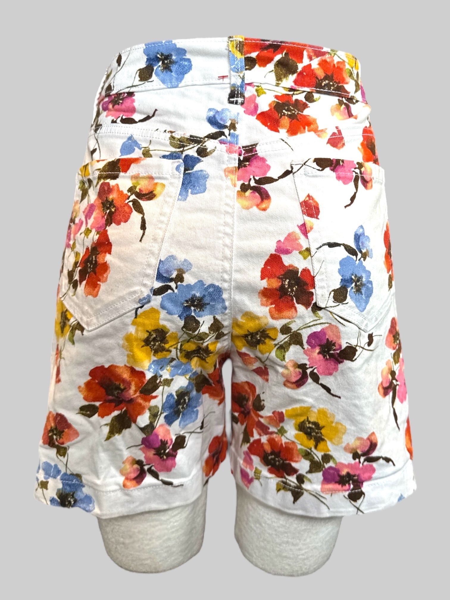L White shorts with multicolor florals