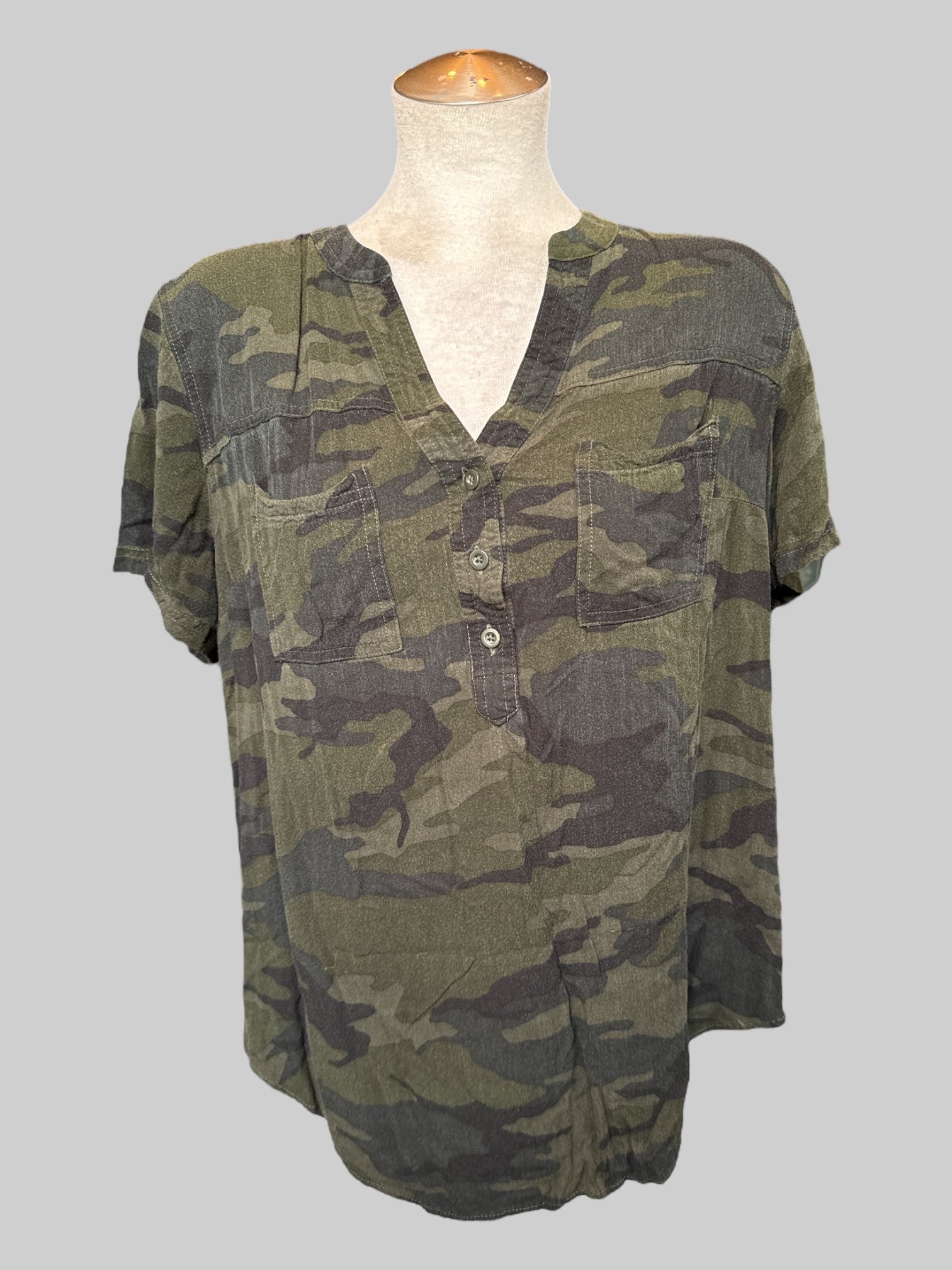 1X Flowy green camo top
