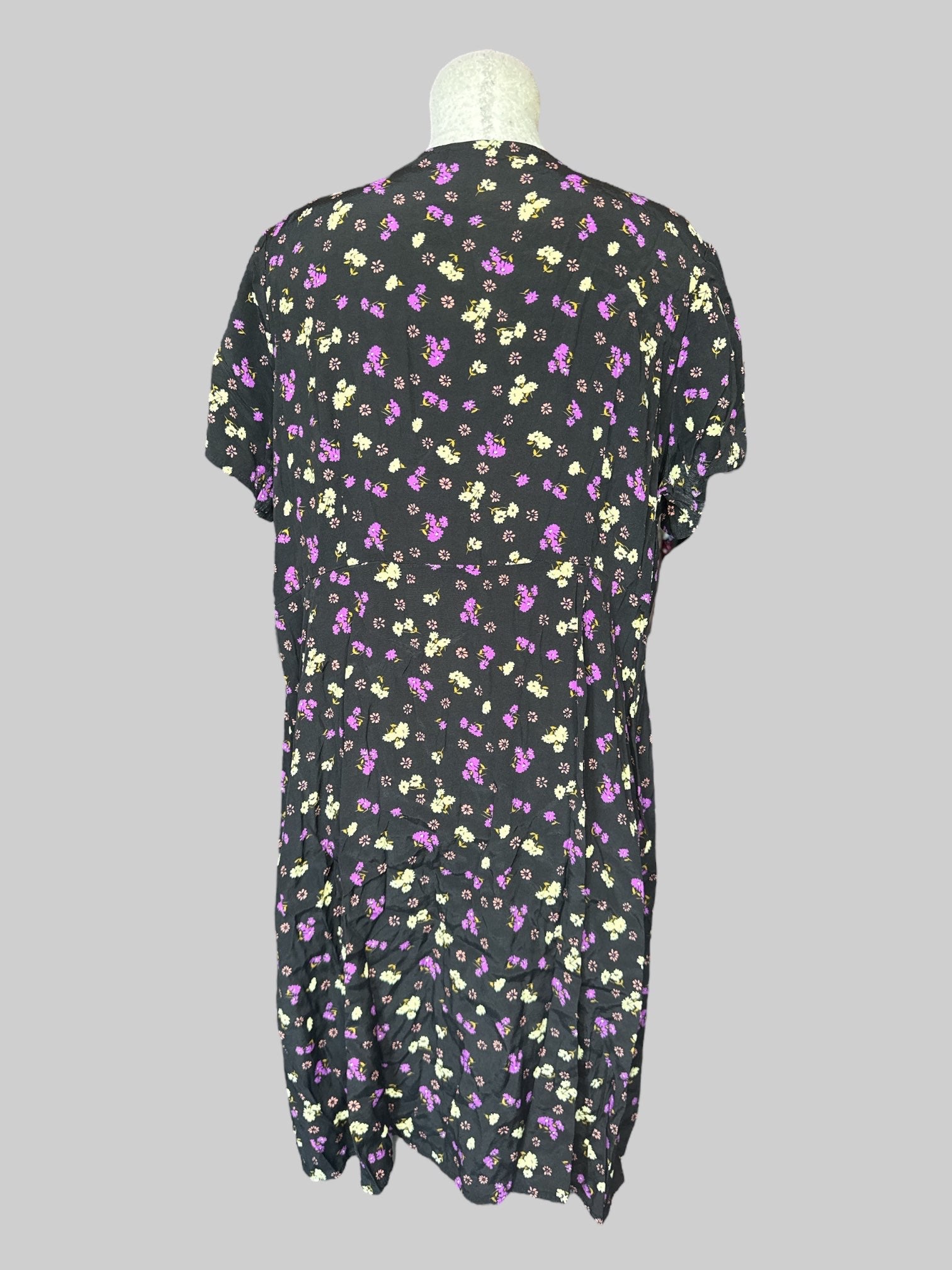 2X Black short sleeve button-down dress with purple and white