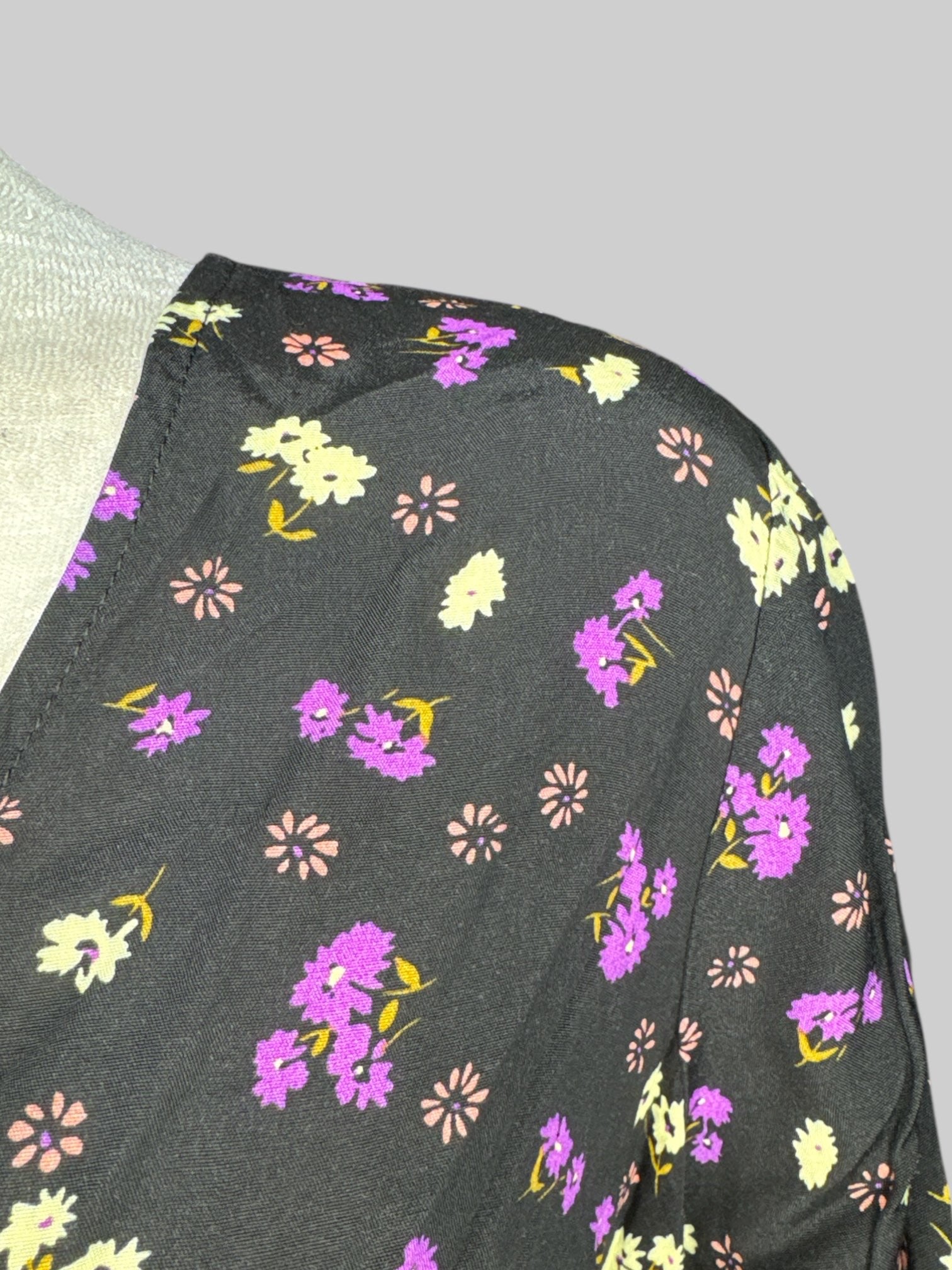 2X Black short sleeve button-down dress with purple and white