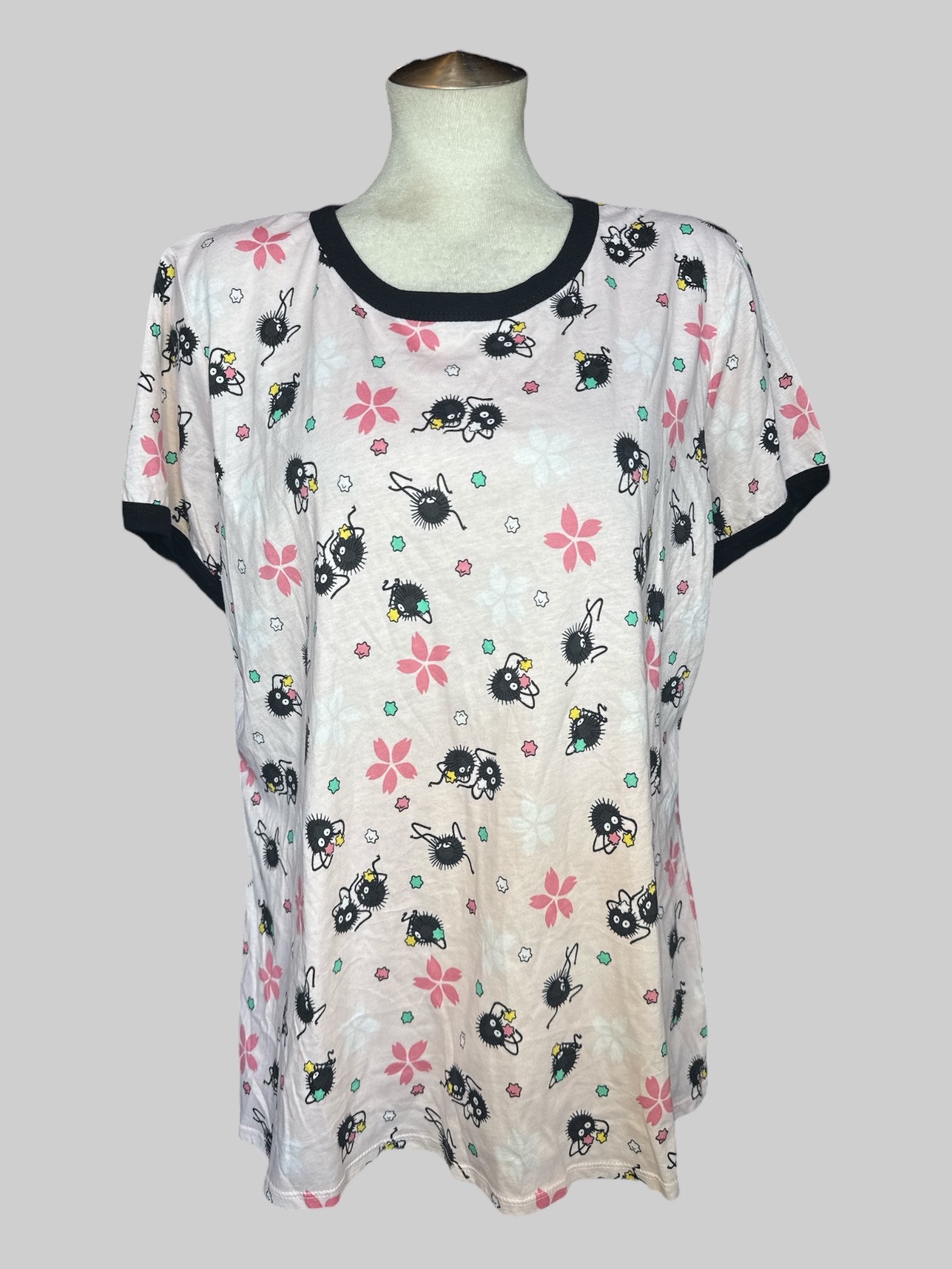 3X Pink short sleeve top with black hands and spirited away, graphics