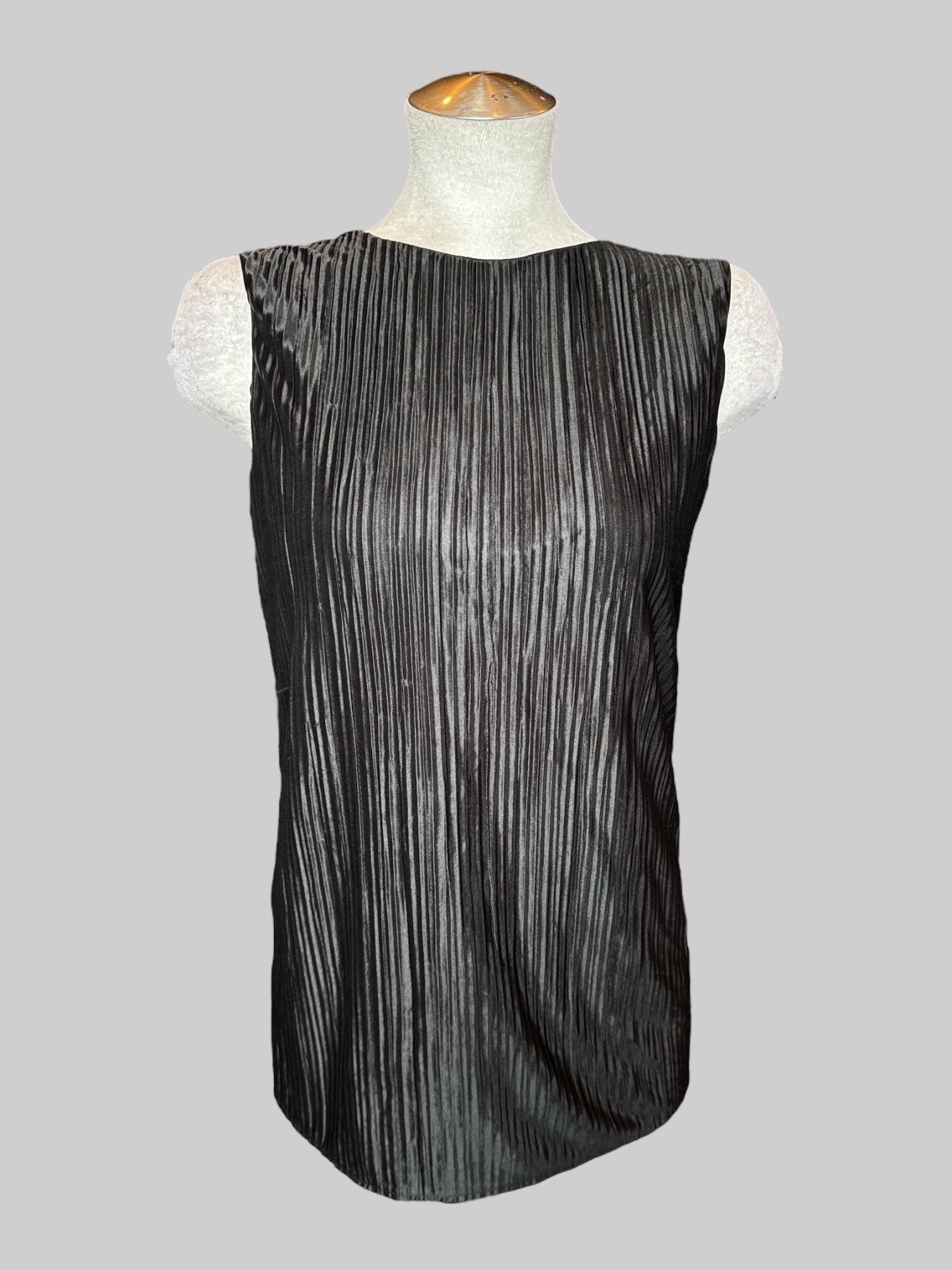 2X Black textured top with keyhole back