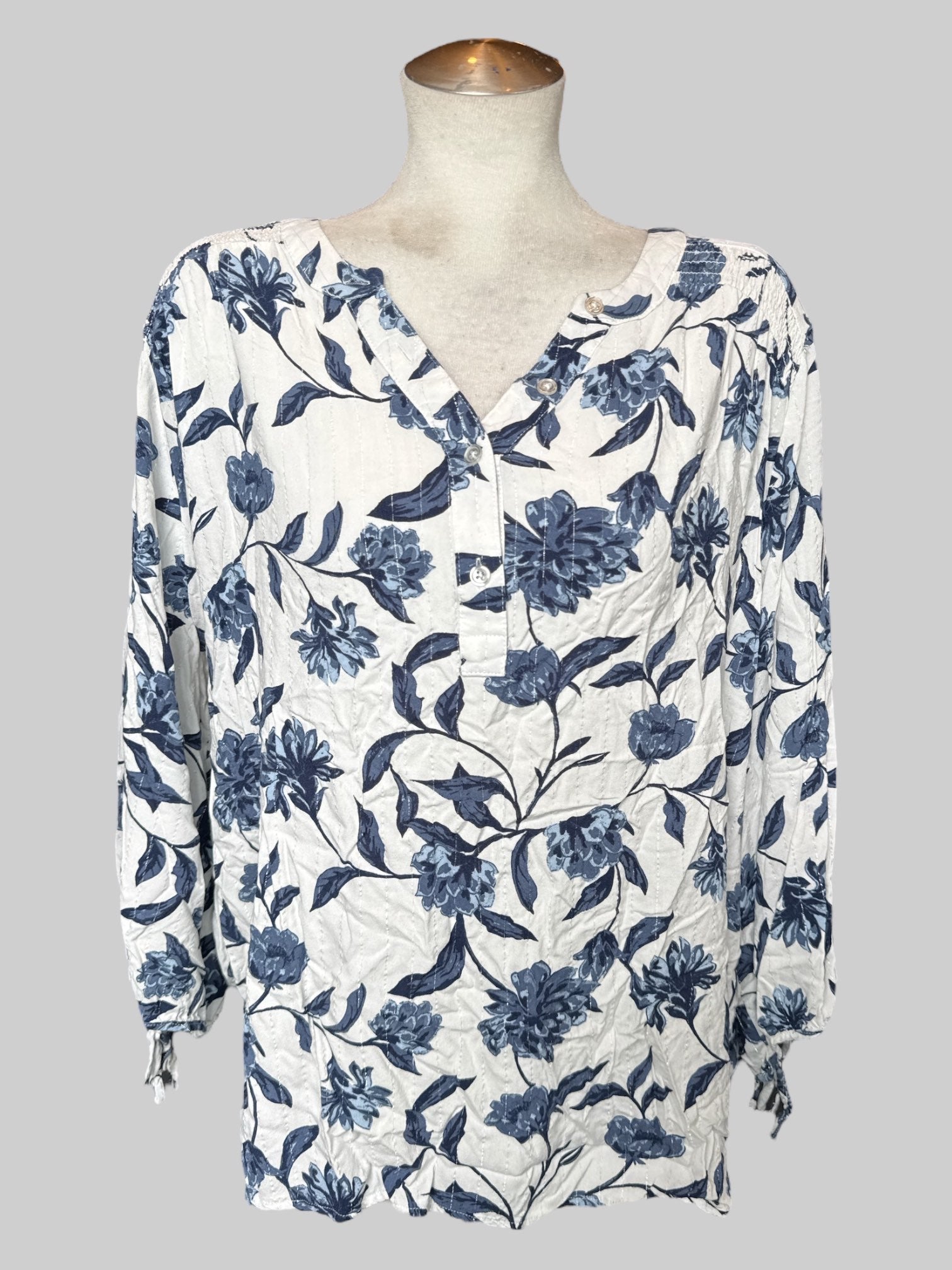 3X White flowy top with blue florals and silver tinsel