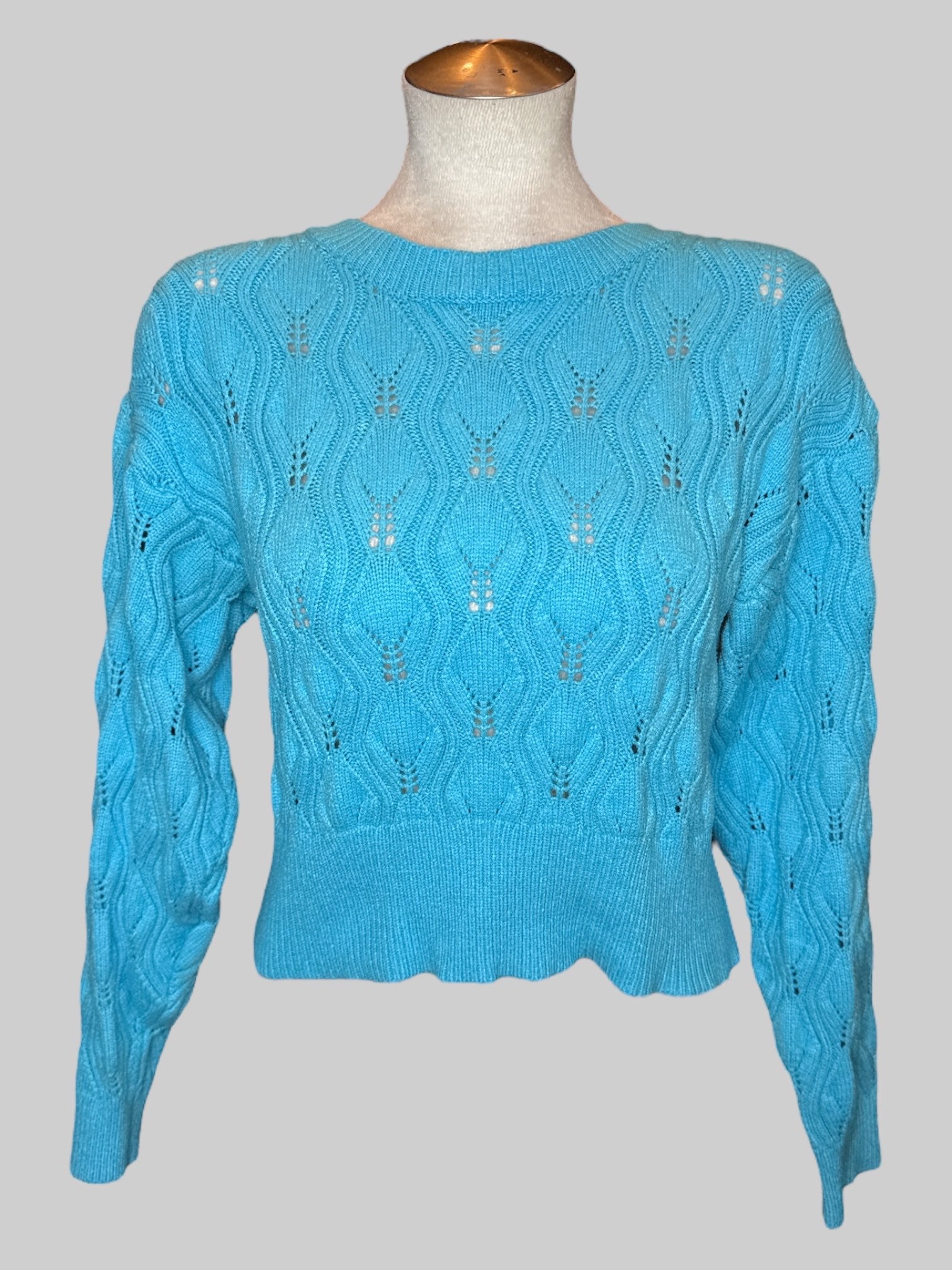 M Light blue knit sweater