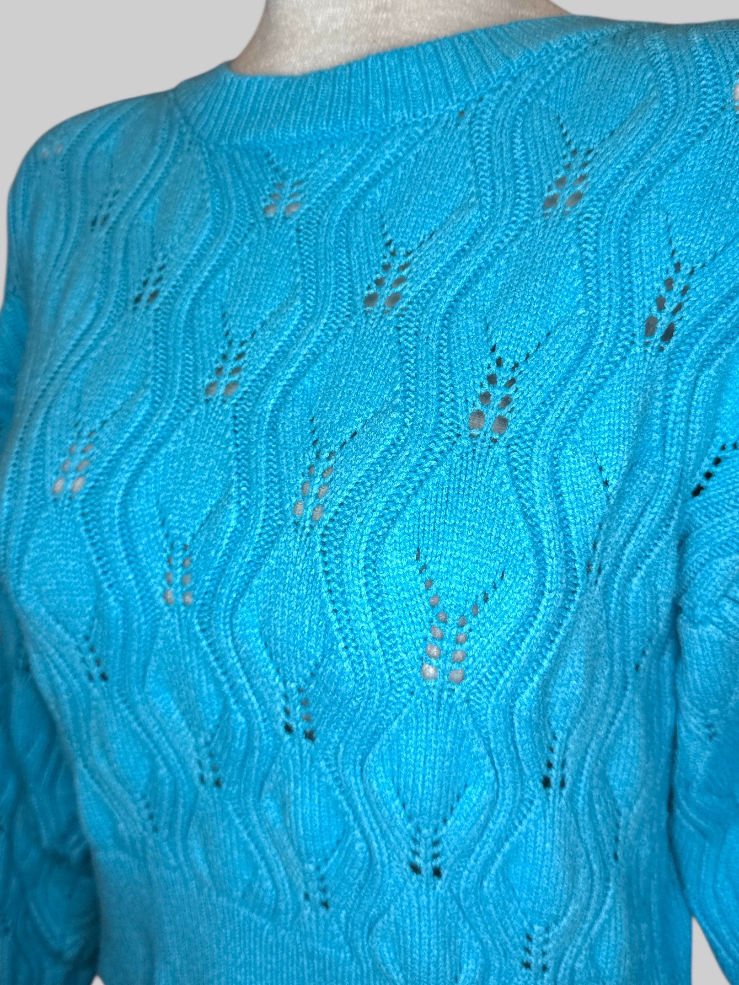 M Light blue knit sweater