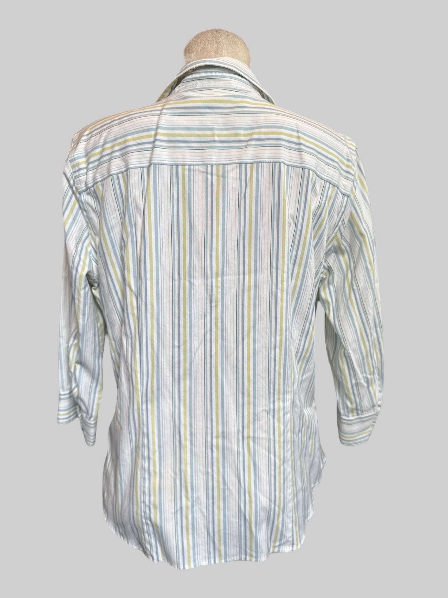 XL Vintage white green and blue button up top with quarter sleeves