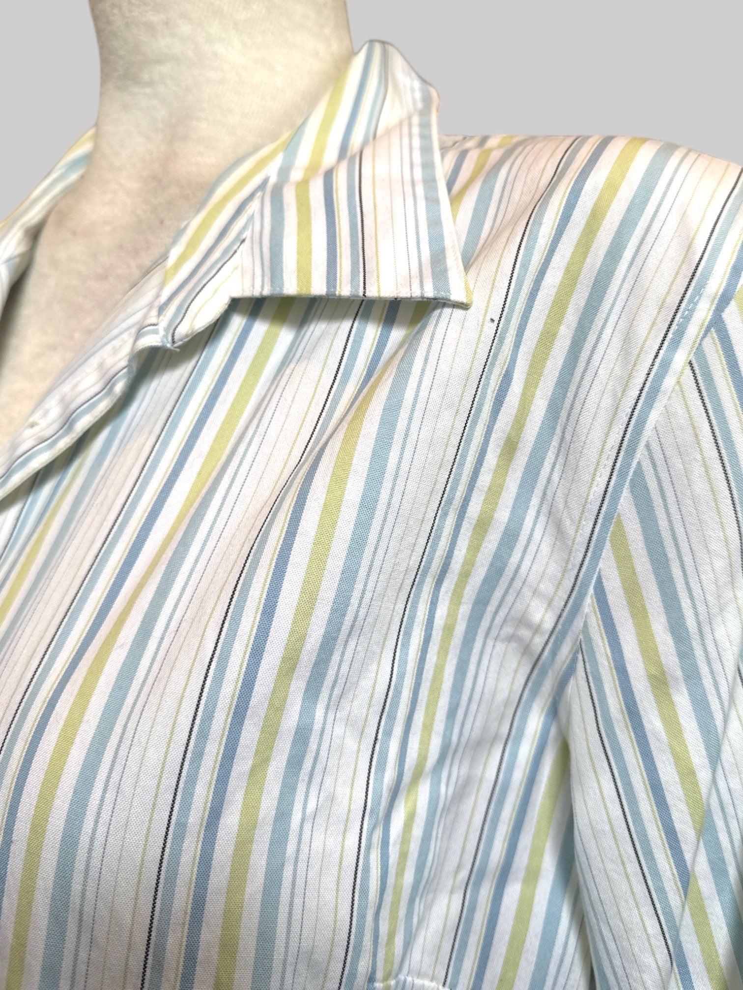 XL Vintage white green and blue button up top with quarter sleeves
