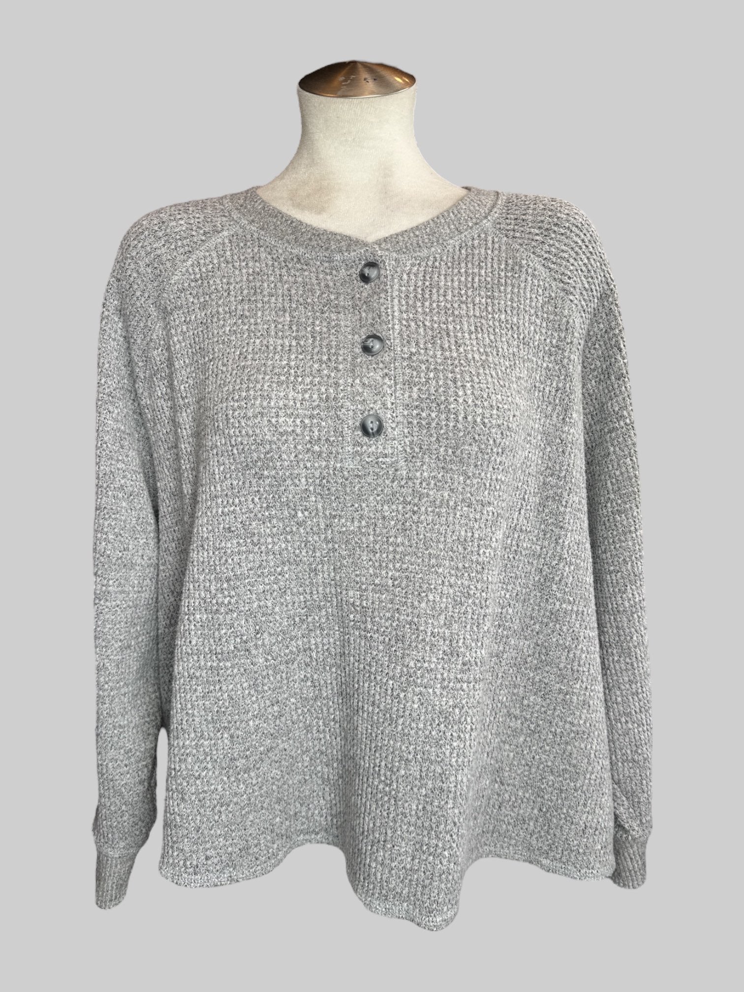 5X Grey knit crop top with three buttons on the front and cuffs