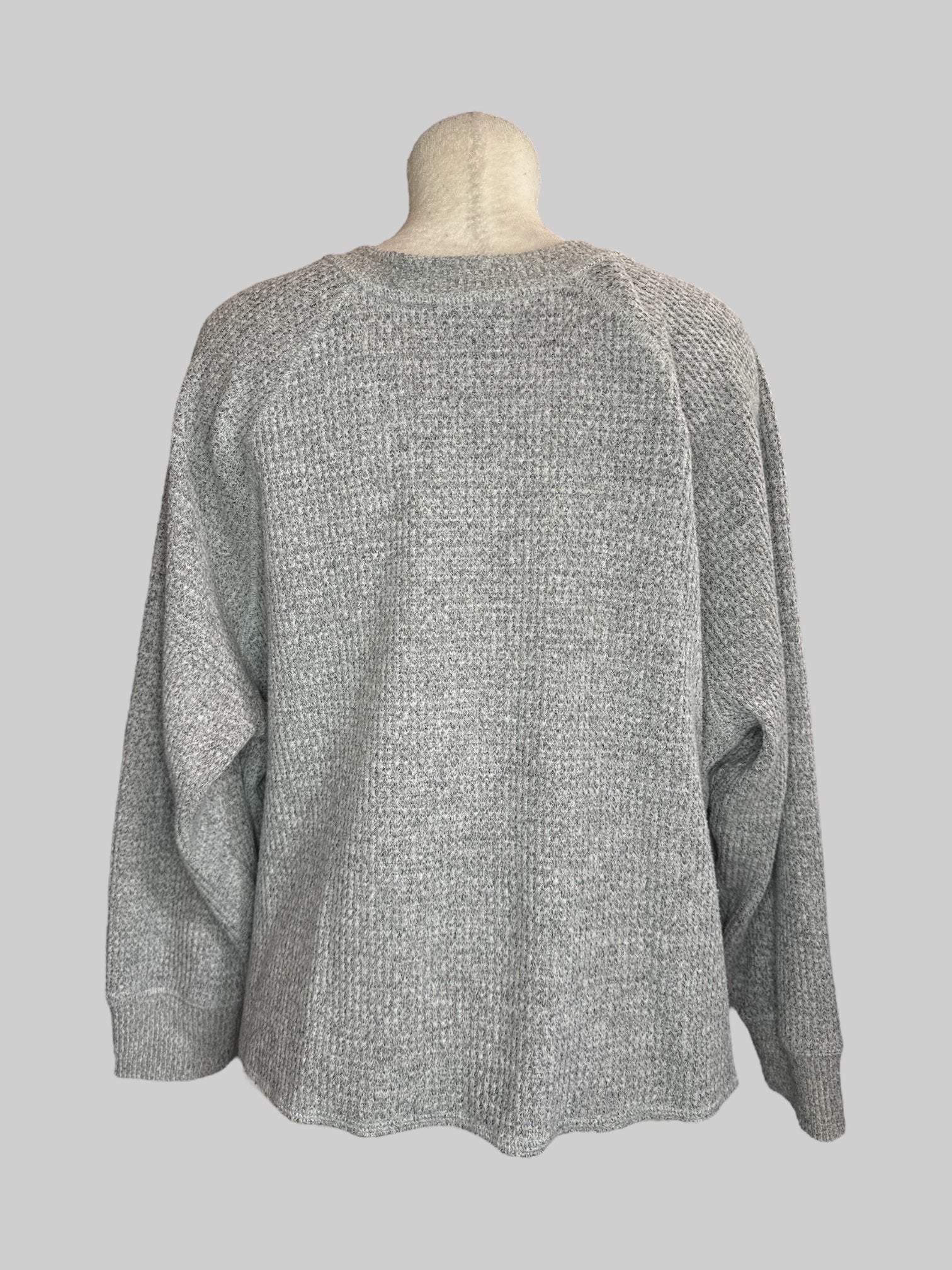 5X Grey knit crop top with three buttons on the front and cuffs