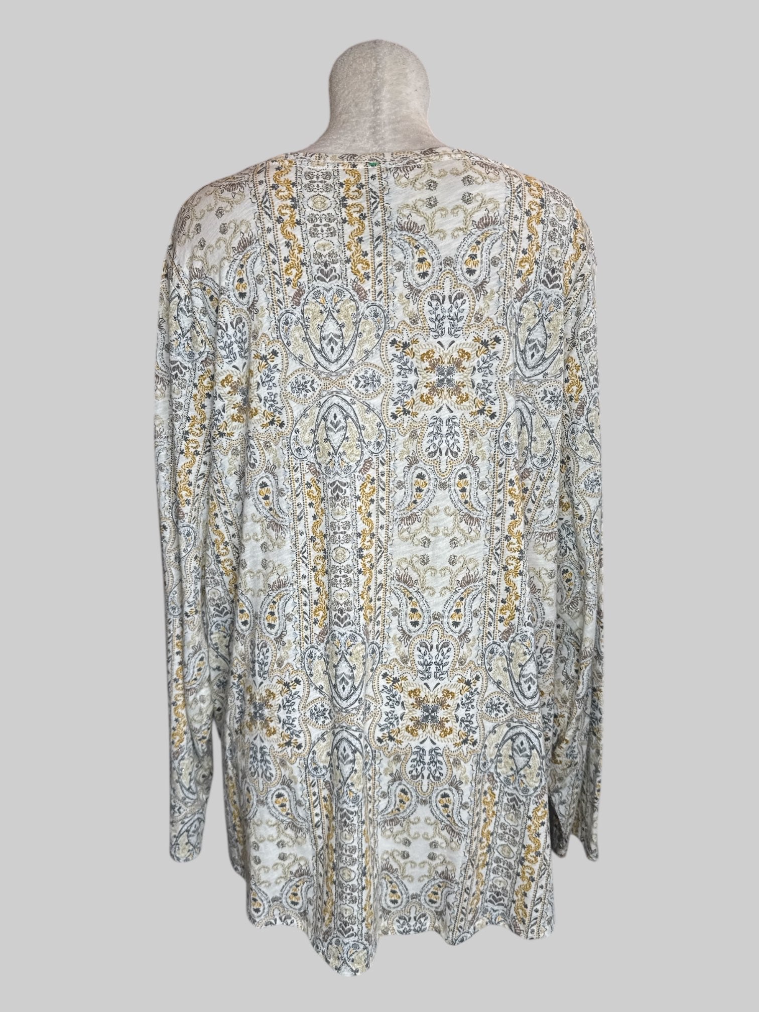 3X White long sleeve top with floral, paisley design and glitter all over